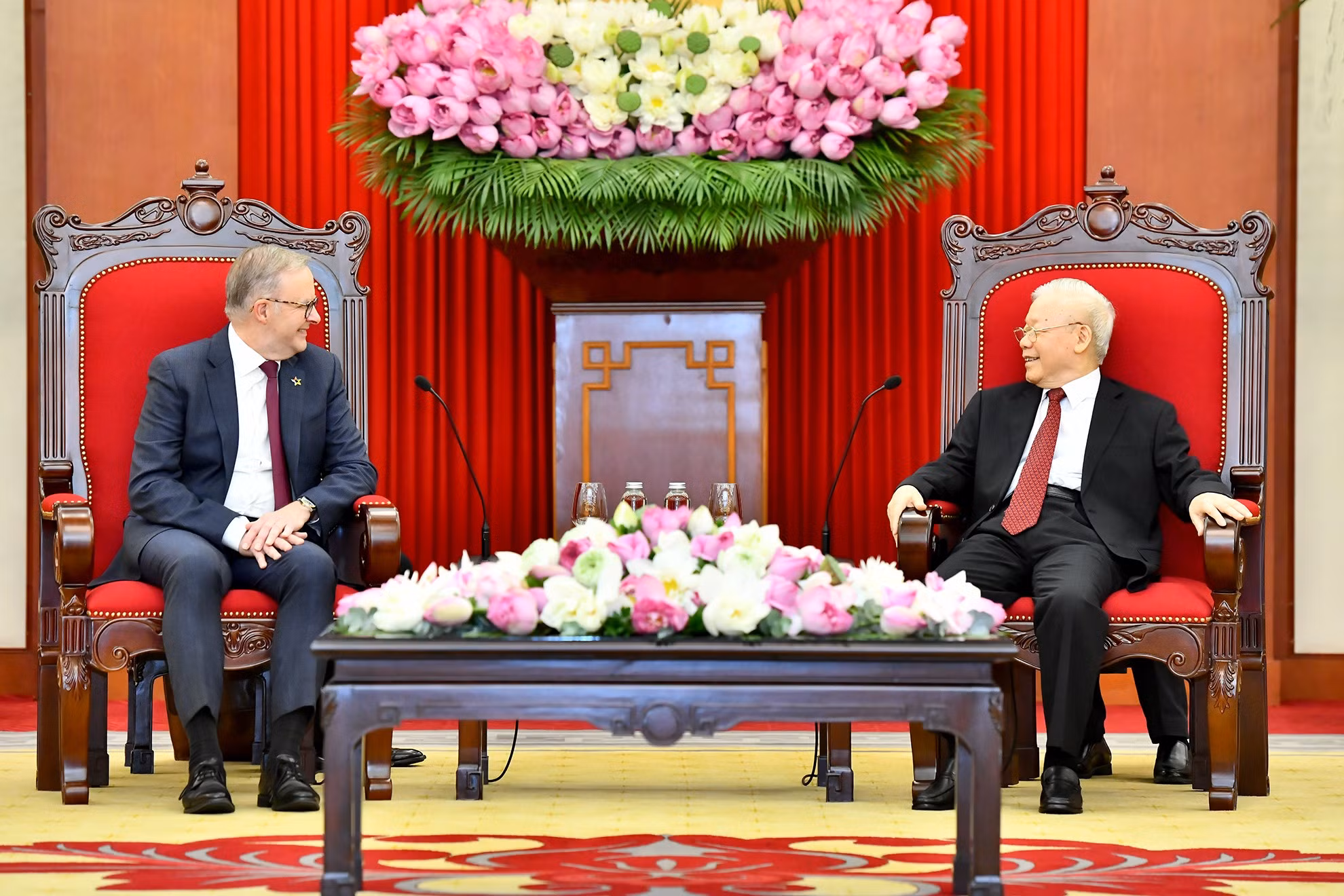 越共中央总书记阮富仲会见澳大利亚总理安东尼·阿尔巴尼斯。 越共中央总书记阮富仲会见澳大利亚总理安东尼·阿尔巴尼斯。