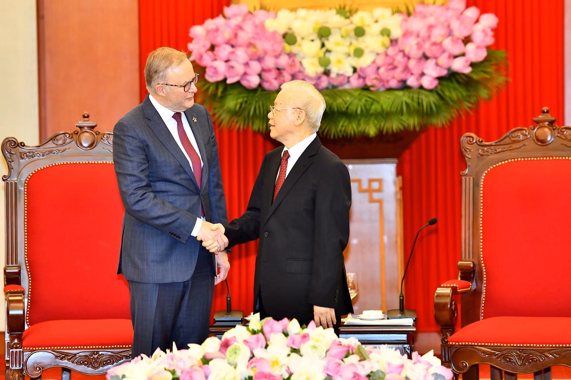 越共中央总书记阮富仲会见澳大利亚总理安东尼·阿尔巴尼斯。 越共中央总书记阮富仲会见澳大利亚总理安东尼·阿尔巴尼斯。