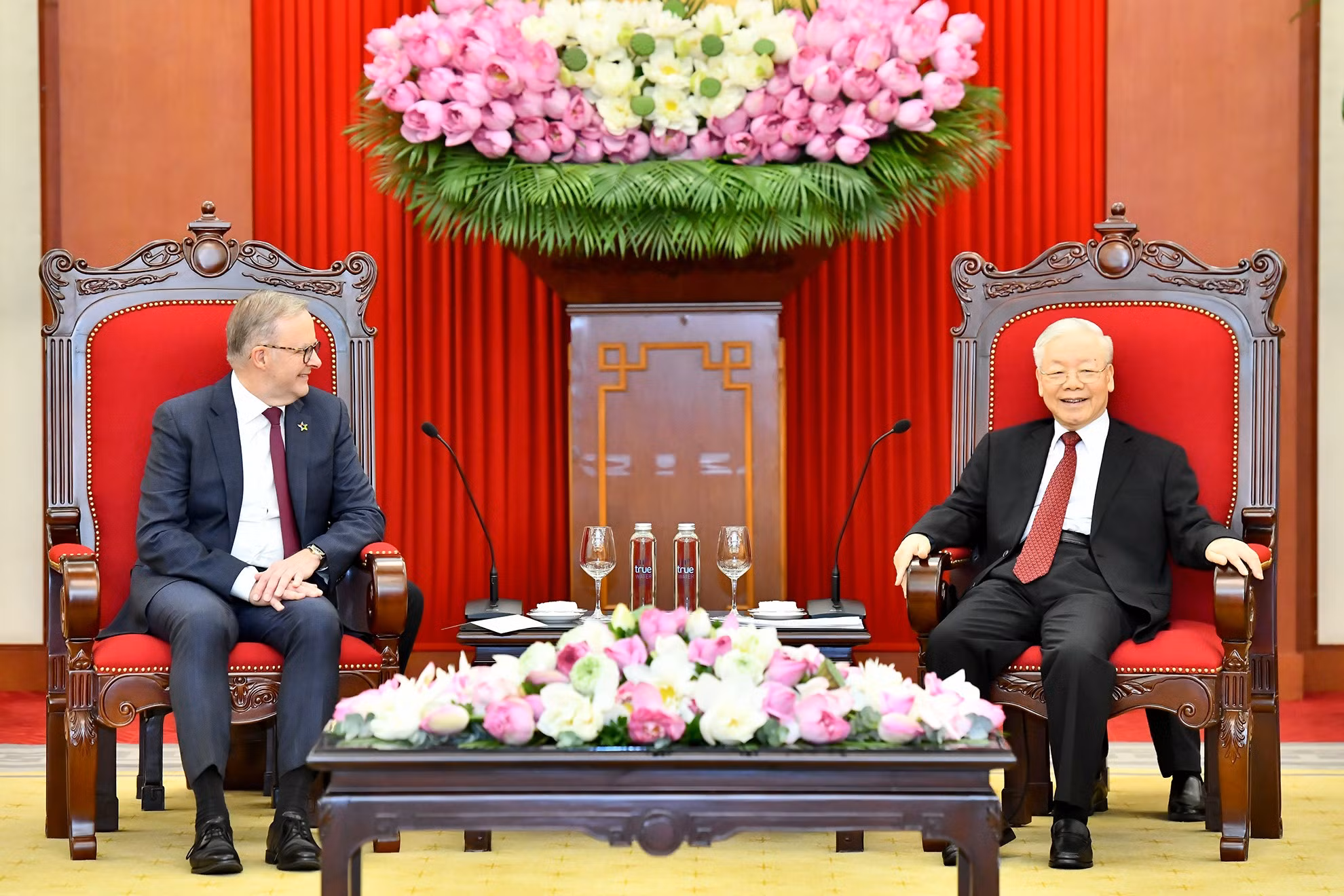 越共中央总书记阮富仲会见澳大利亚总理安东尼·阿尔巴尼斯。 越共中央总书记阮富仲会见澳大利亚总理安东尼·阿尔巴尼斯。