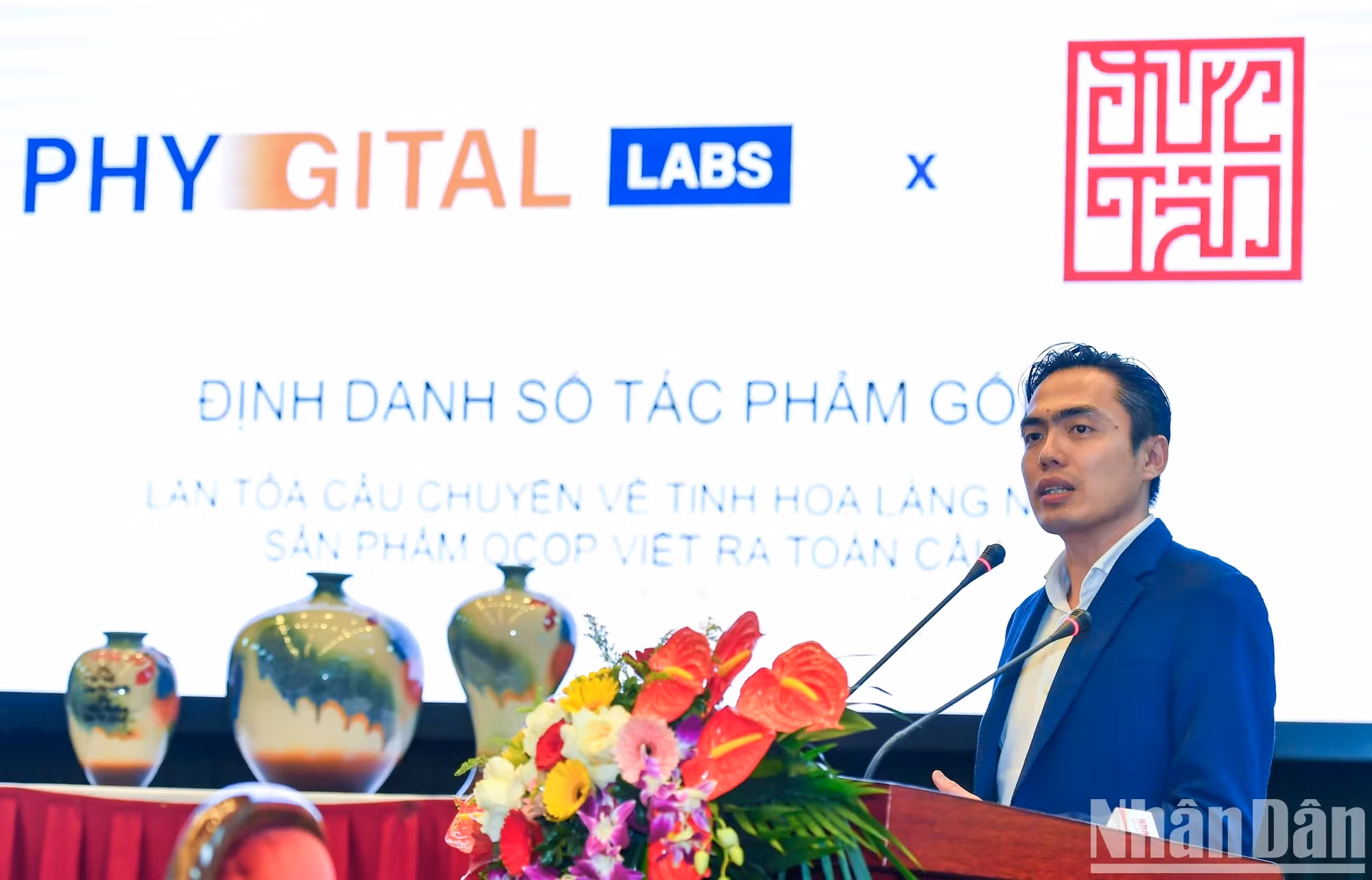 Phygital Labs科技股份公司总经理阮辉分享生成OCOP产品个性二维码的Nomion技术。 Phygital Labs科技股份公司总经理阮辉分享生成OCOP产品个性二维码的Nomion技术。