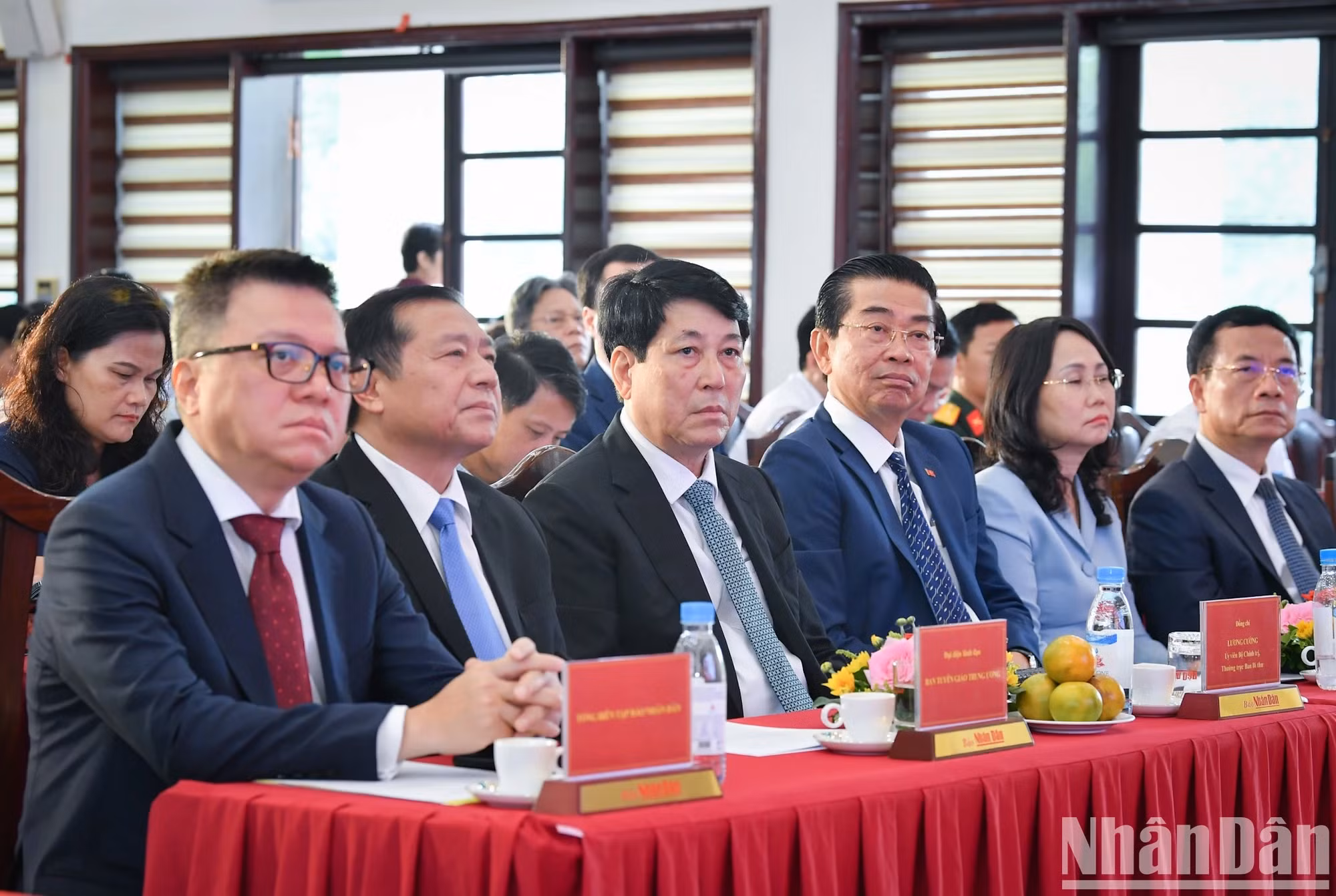 越共中央政治局委员、中央书记处常务书记梁强大将出席开通仪式并发表指导性讲话。 越共中央政治局委员、中央书记处常务书记梁强大将出席开通仪式并发表指导性讲话。