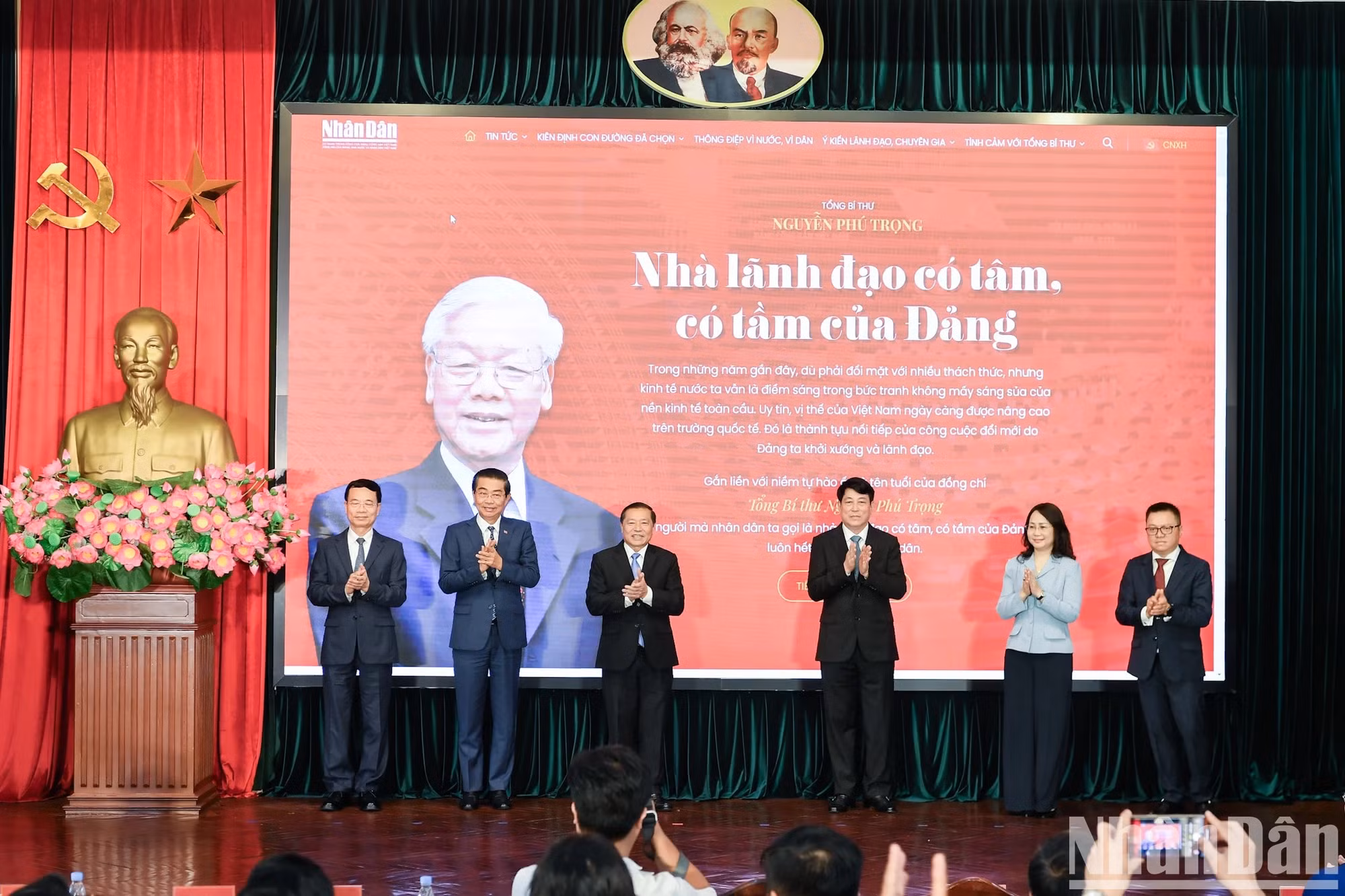 党和国家领导人参加“阮富仲总书记——党有品德、有远见的领导人”特别信息专栏开通仪式。 党和国家领导人参加“阮富仲总书记——党有品德、有远见的领导人”特别信息专栏开通仪式。