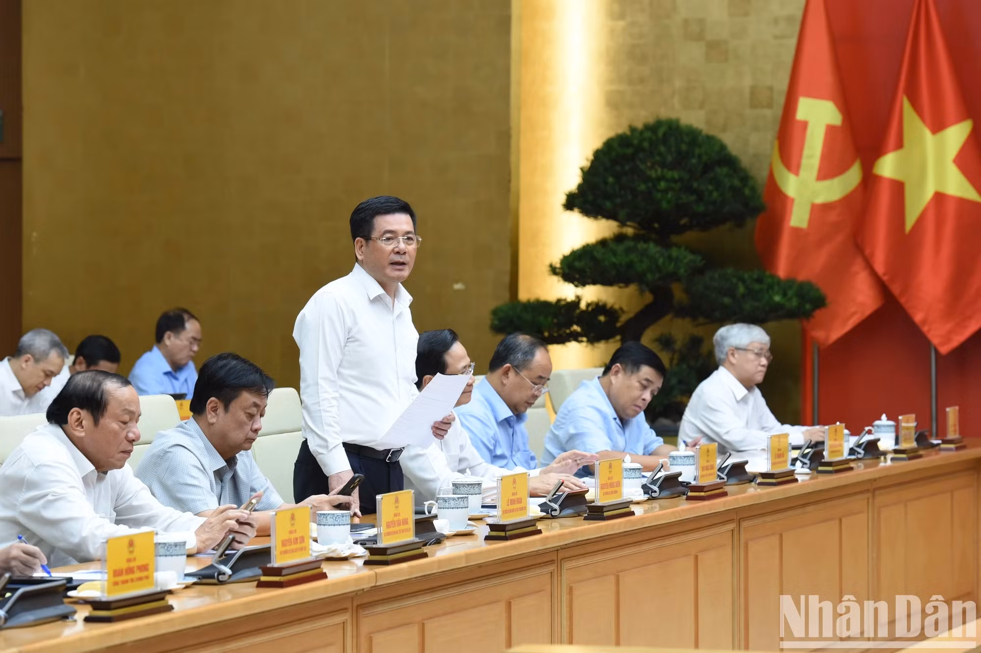 工贸部部长阮鸿延发表讲话。