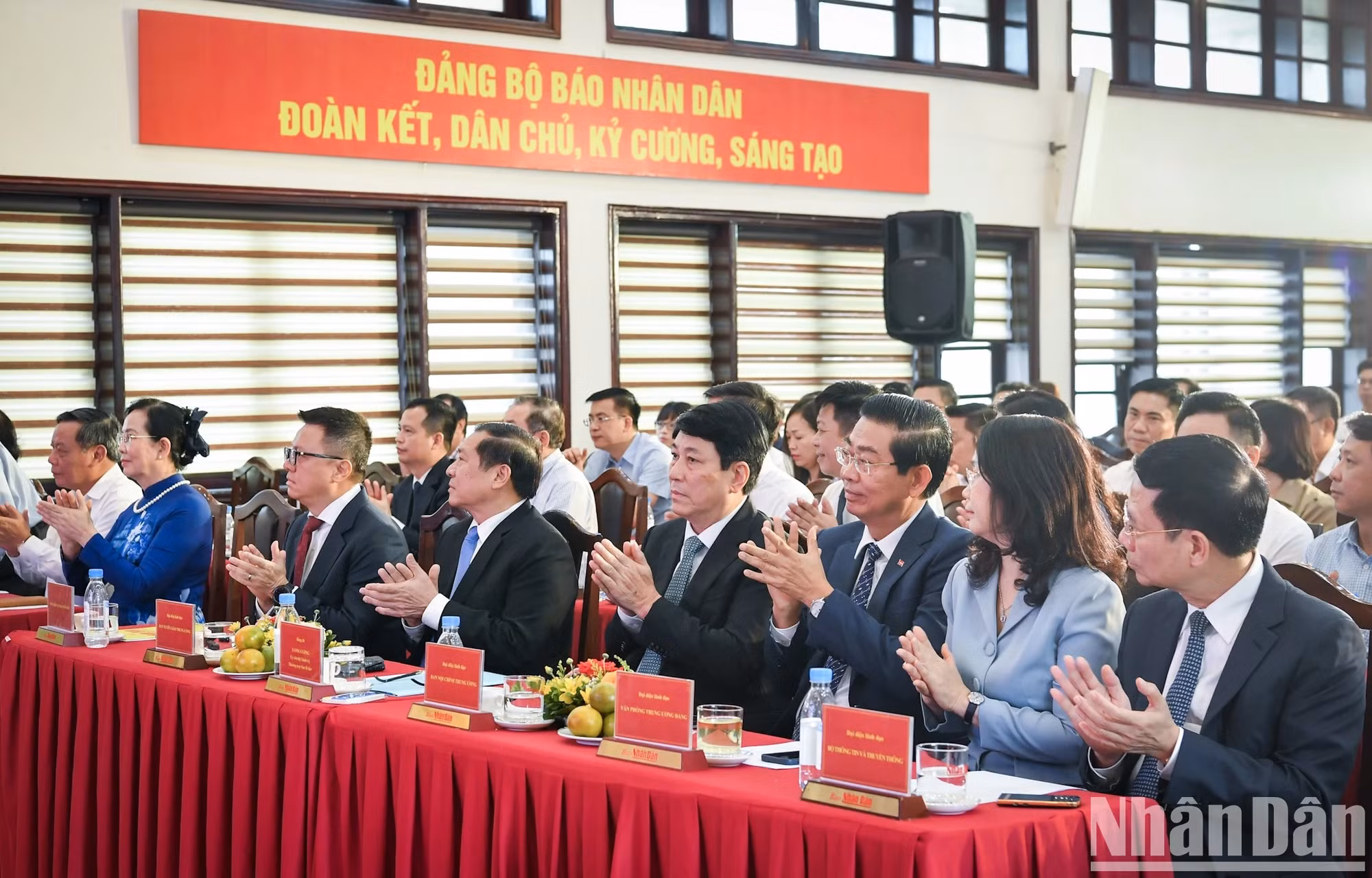 与会代表。 与会代表。