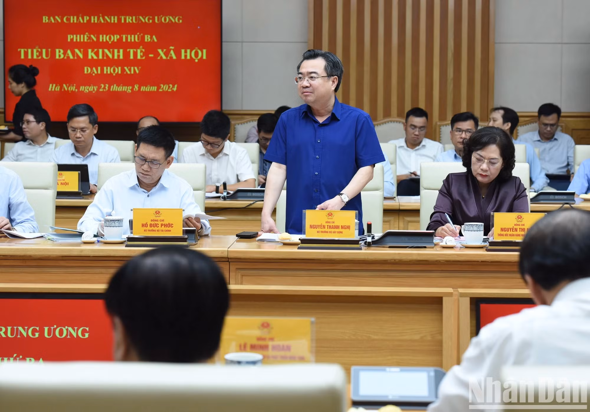 建设部部长阮青毅发表讲话。