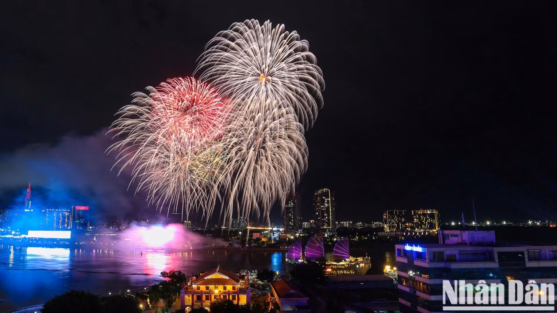 烟花在胡志明市夜空中绽放出绚烂的色彩。