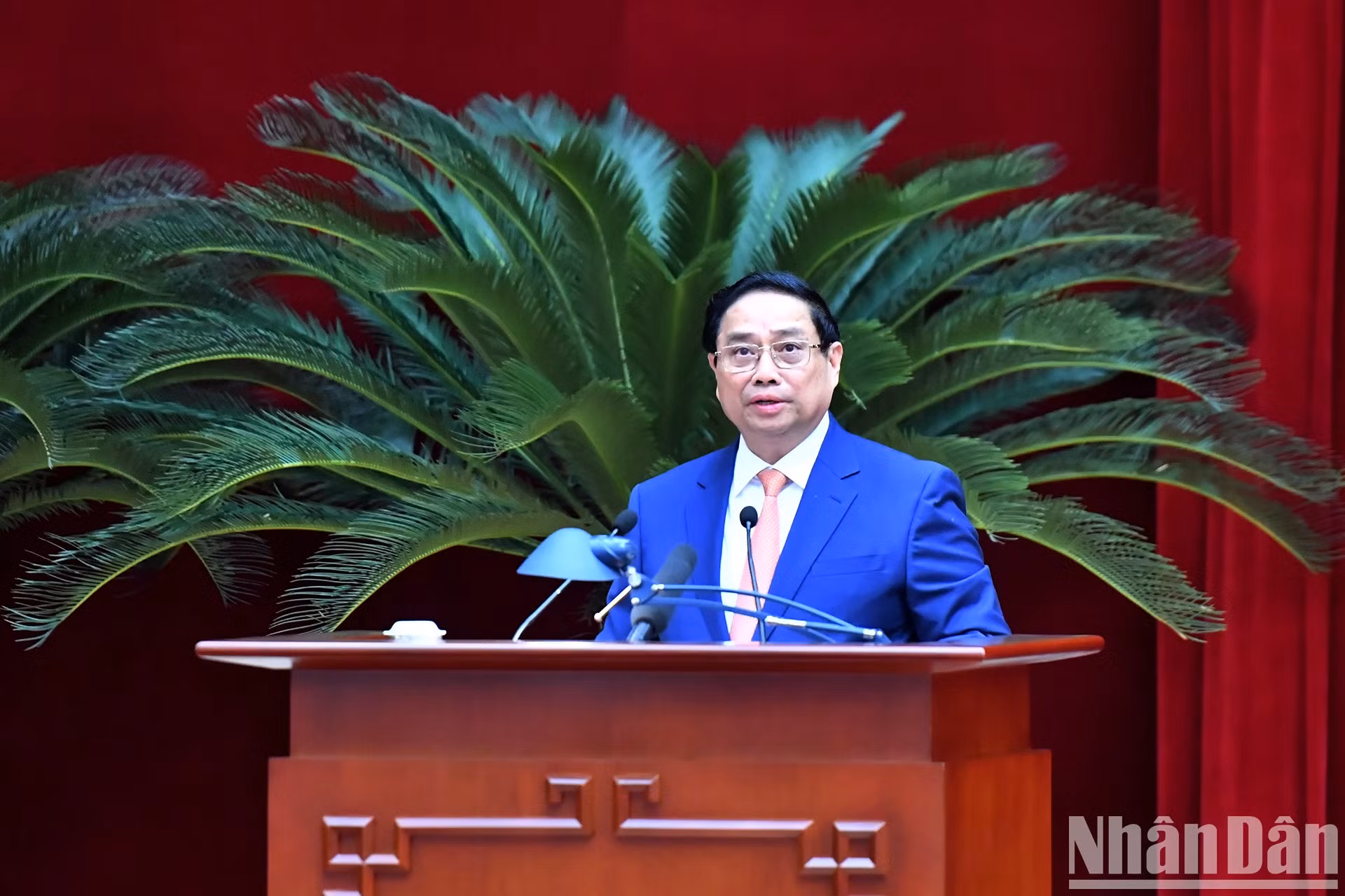 越南政府总理范明正主持会议。