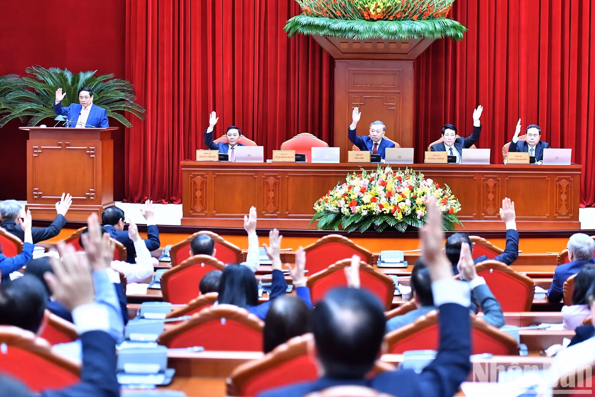 党和国家领导以及与会代表表决通过会议议程。