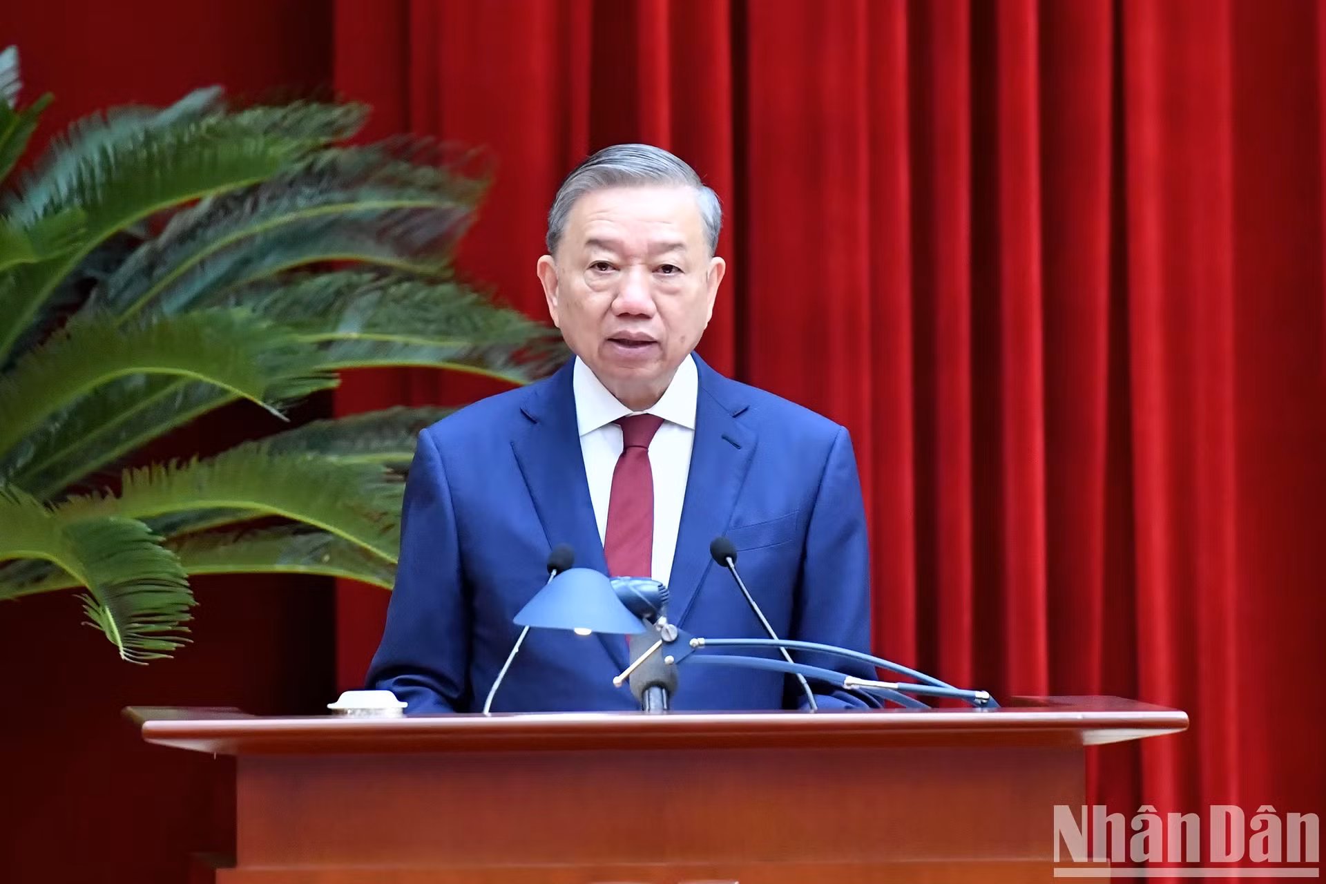 越共中央总书记苏林致开幕词。