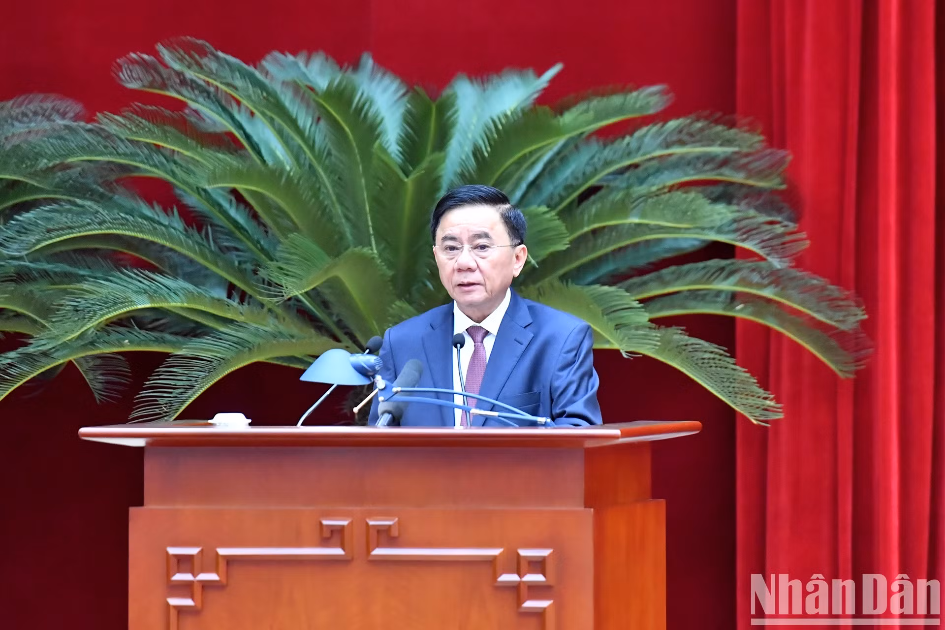 越共中央书记处常务书记陈锦秀发表讲话。