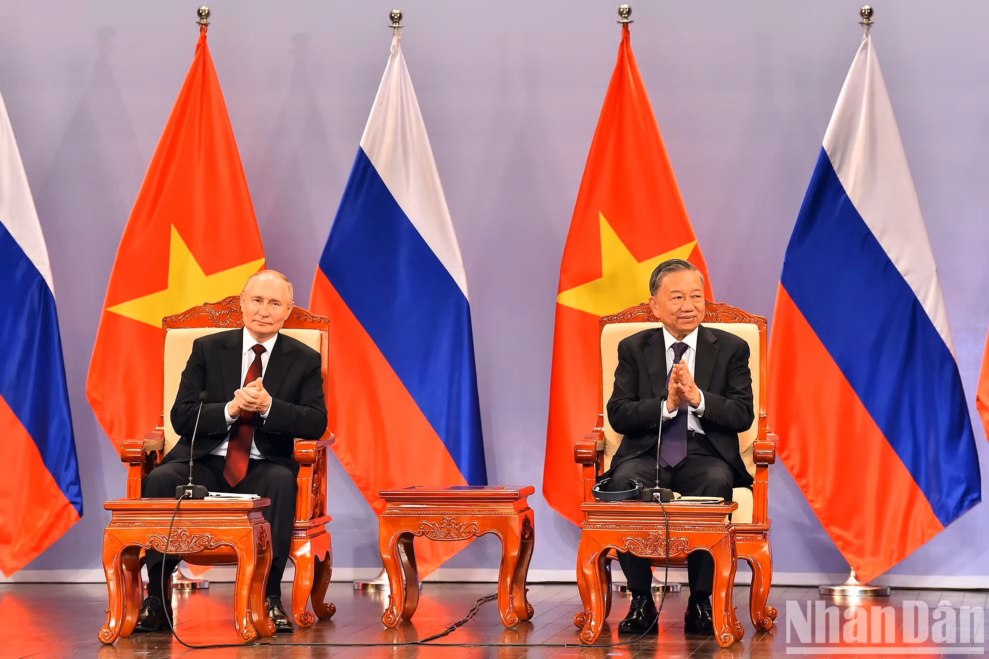 越南国家主席苏林同俄罗斯总统普京会见越俄友好协会领导和历届在俄越南留学生。