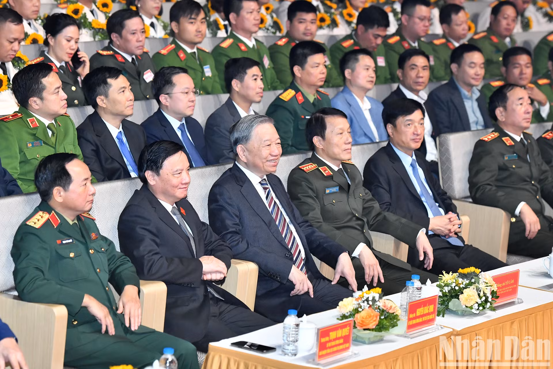 苏林总书记与各位代表出席活动。