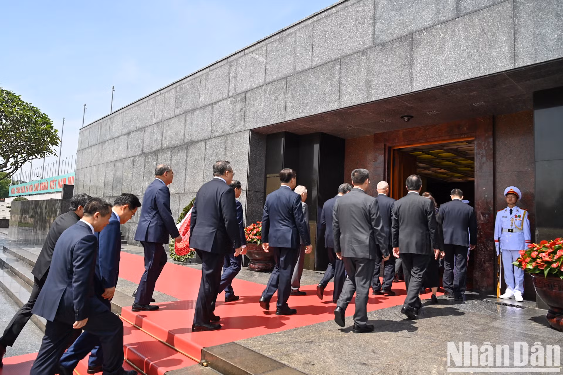 各位代表入陵瞻仰胡志明主席遗容。