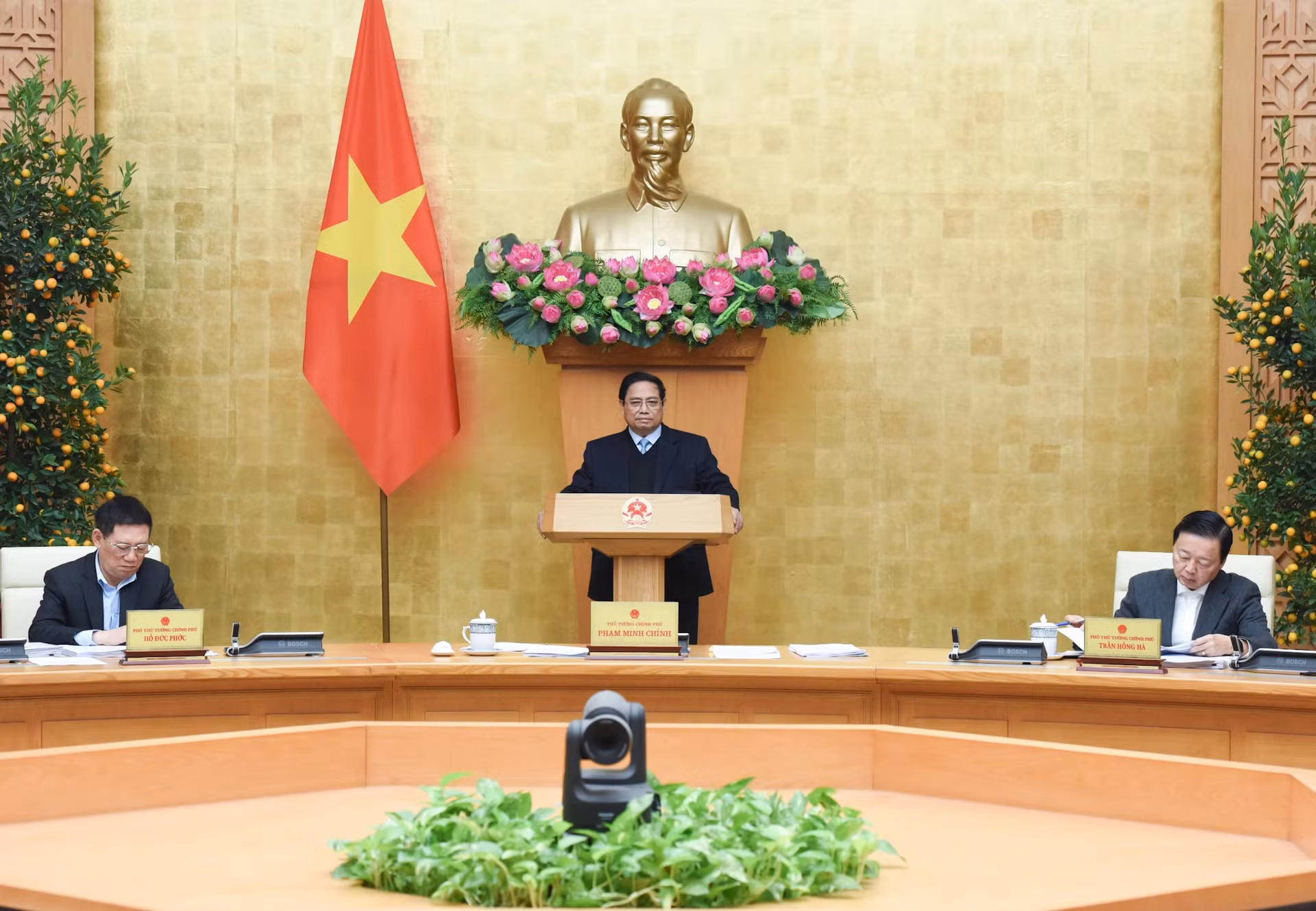 越南政府总理范明正主持召开政府2025年1月份例行会议。