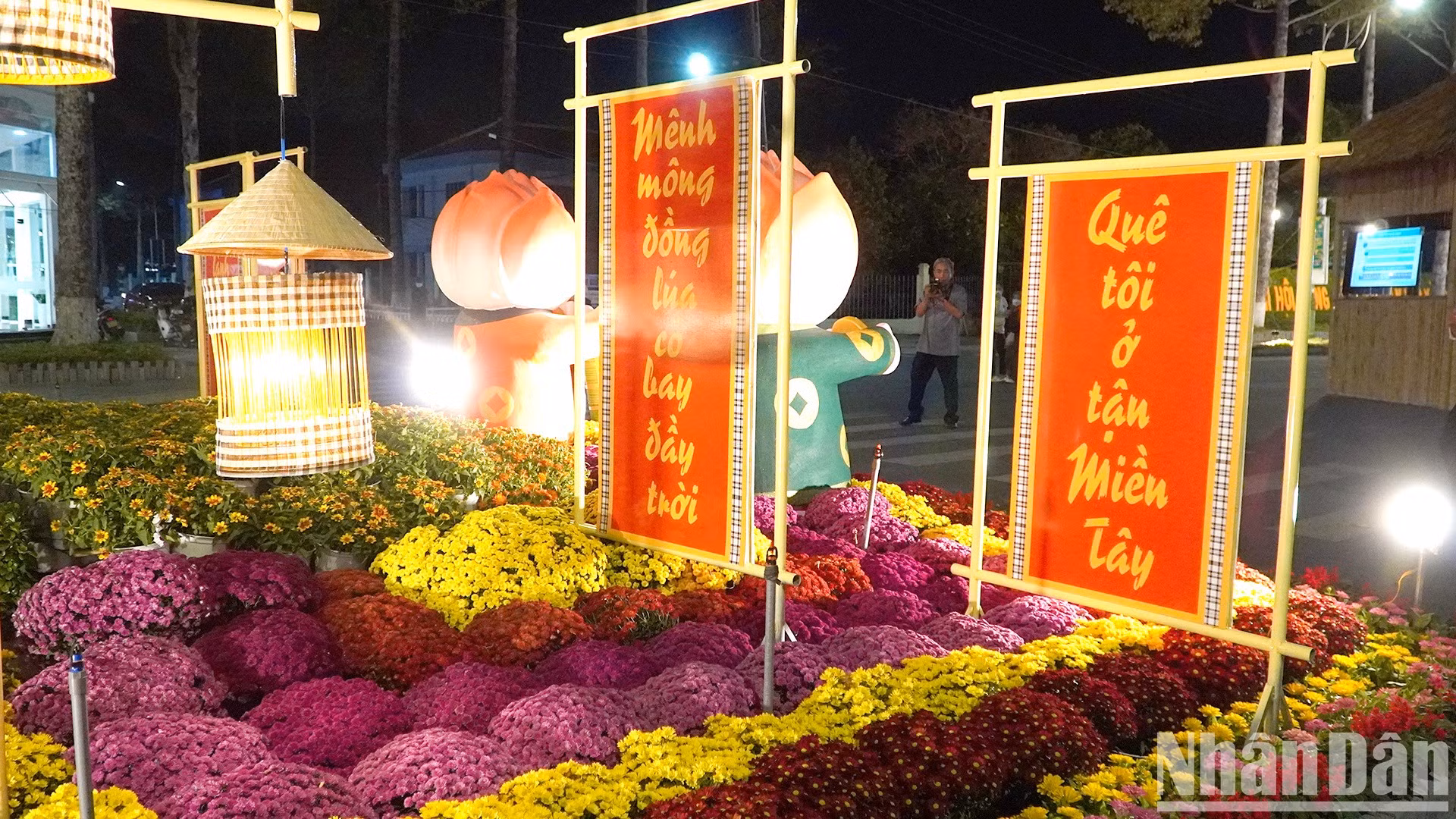 以“莲花绽放，迈向未来”为主题，2025年乙巳春节花街于2025年1月25日（农历腊月二十六）在同塔省高岭市第一坊的黎常杰街正式开幕。