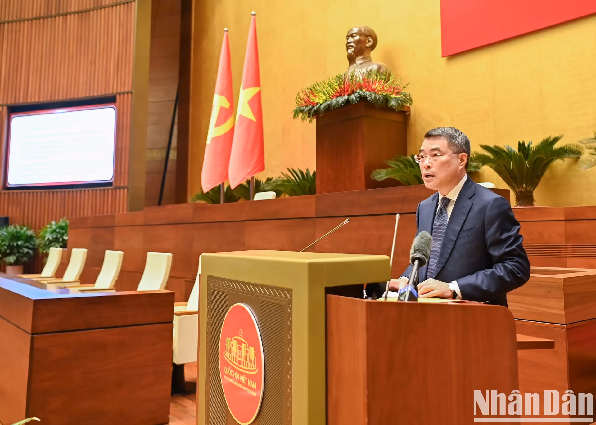 越共中央组织部部长黎明兴发表关于继续朝着精简、有效力、高效运行方向推进政治体系结构革新和重组的专题报告。