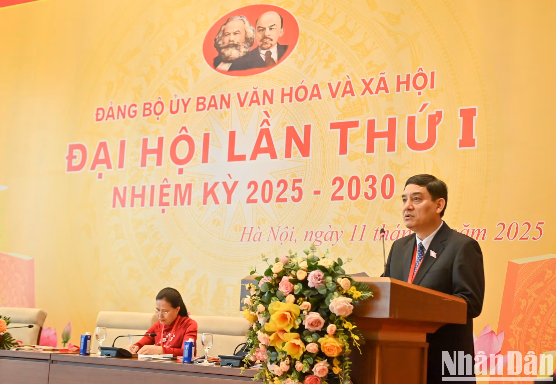 越南国会文化与社会委员会党委书记、主任阮德荣在会上致开幕词。 越南国会文化与社会委员会党委书记、主任阮德荣在会上致开幕词。