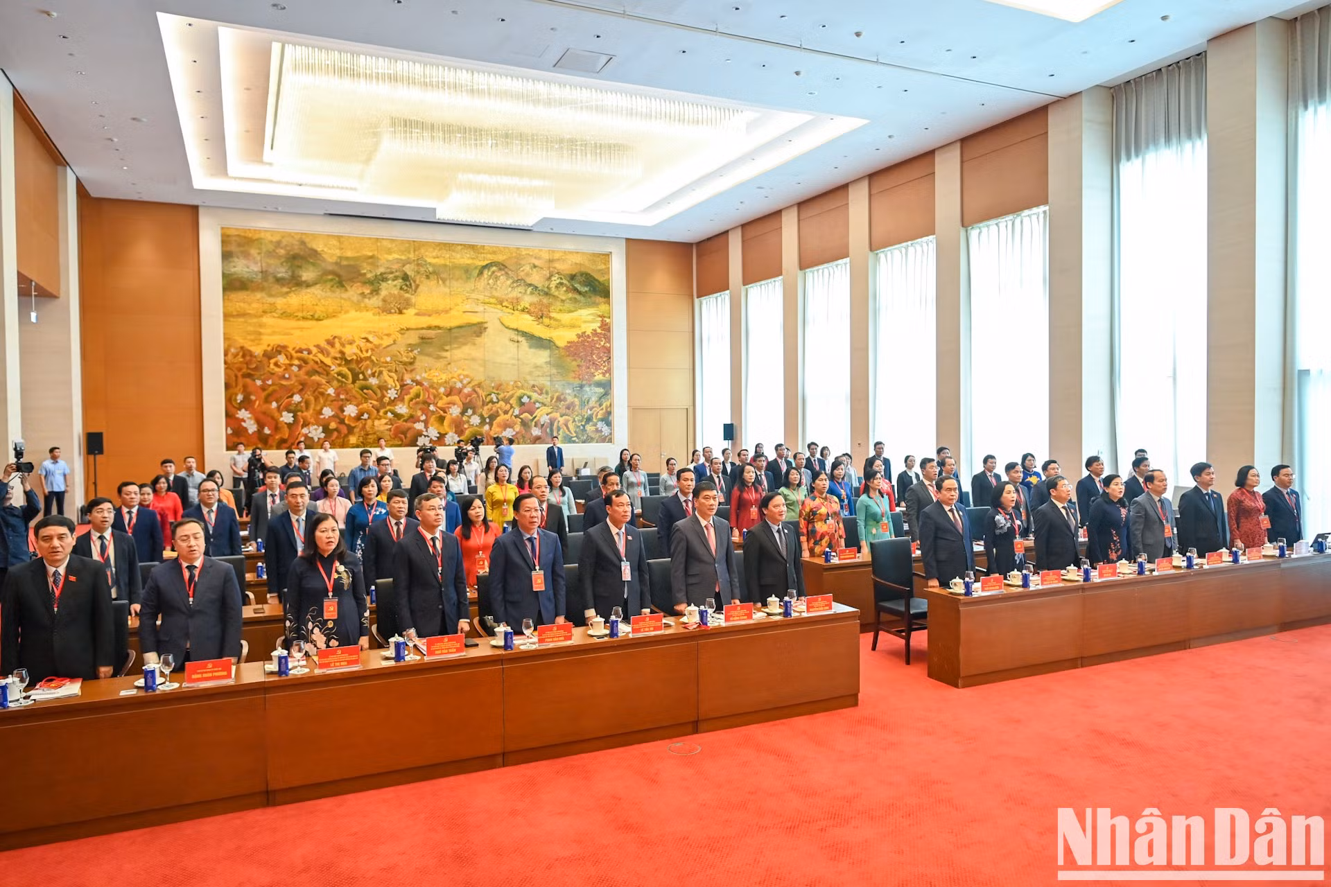 代表们向国旗敬礼。 代表们向国旗敬礼。