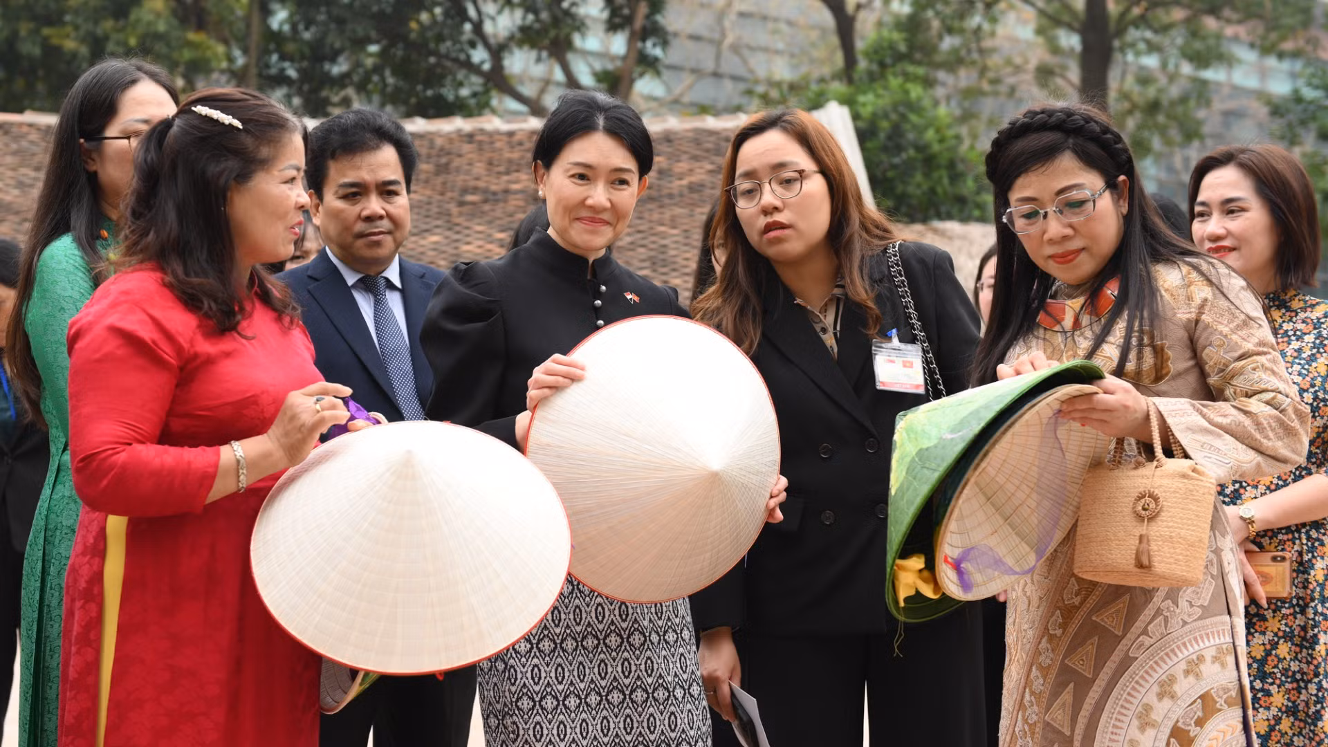 越南总理夫人和新加坡总理夫人参观越南民族学博物馆【组图】