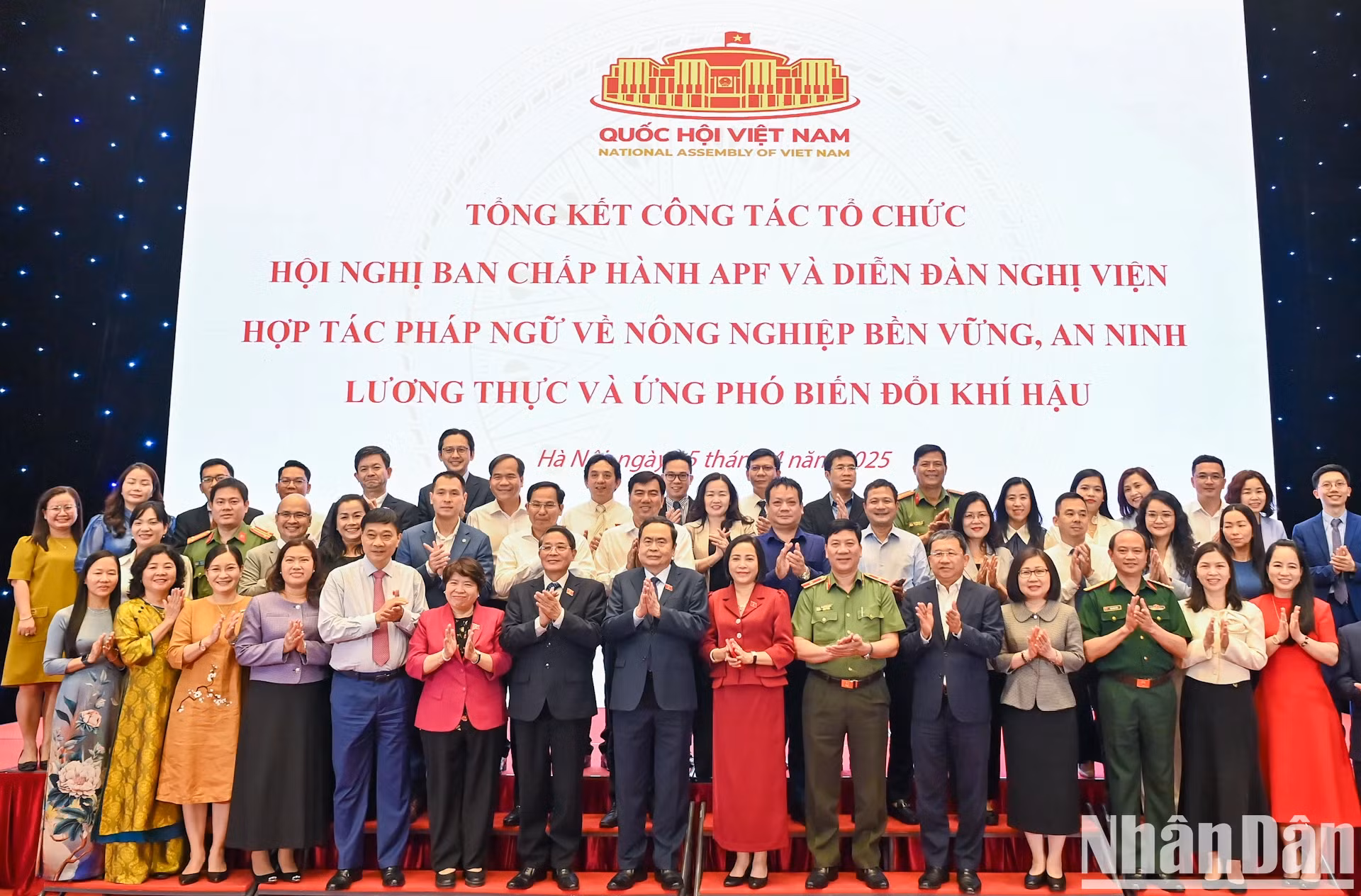 国会主席陈青敏与各位代表合影。