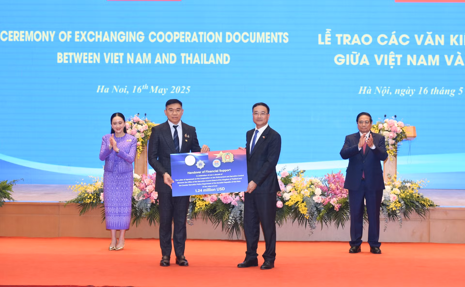 越南政府总理范明正与泰国总理佩通坦·钦那瓦共同见证越南公安部毒品犯罪检查警察局与泰国司法部麻醉品管制局办公室在执法与毒品管控合作函实施十余周年之际所提供的财政援助。 越南政府总理范明正与泰国总理佩通坦·钦那瓦共同见证越南公安部毒品犯罪检查警察局与泰国司法部麻醉品管制局办公室在执法与毒品管控合作函实施十余周年之际所提供的财政援助。