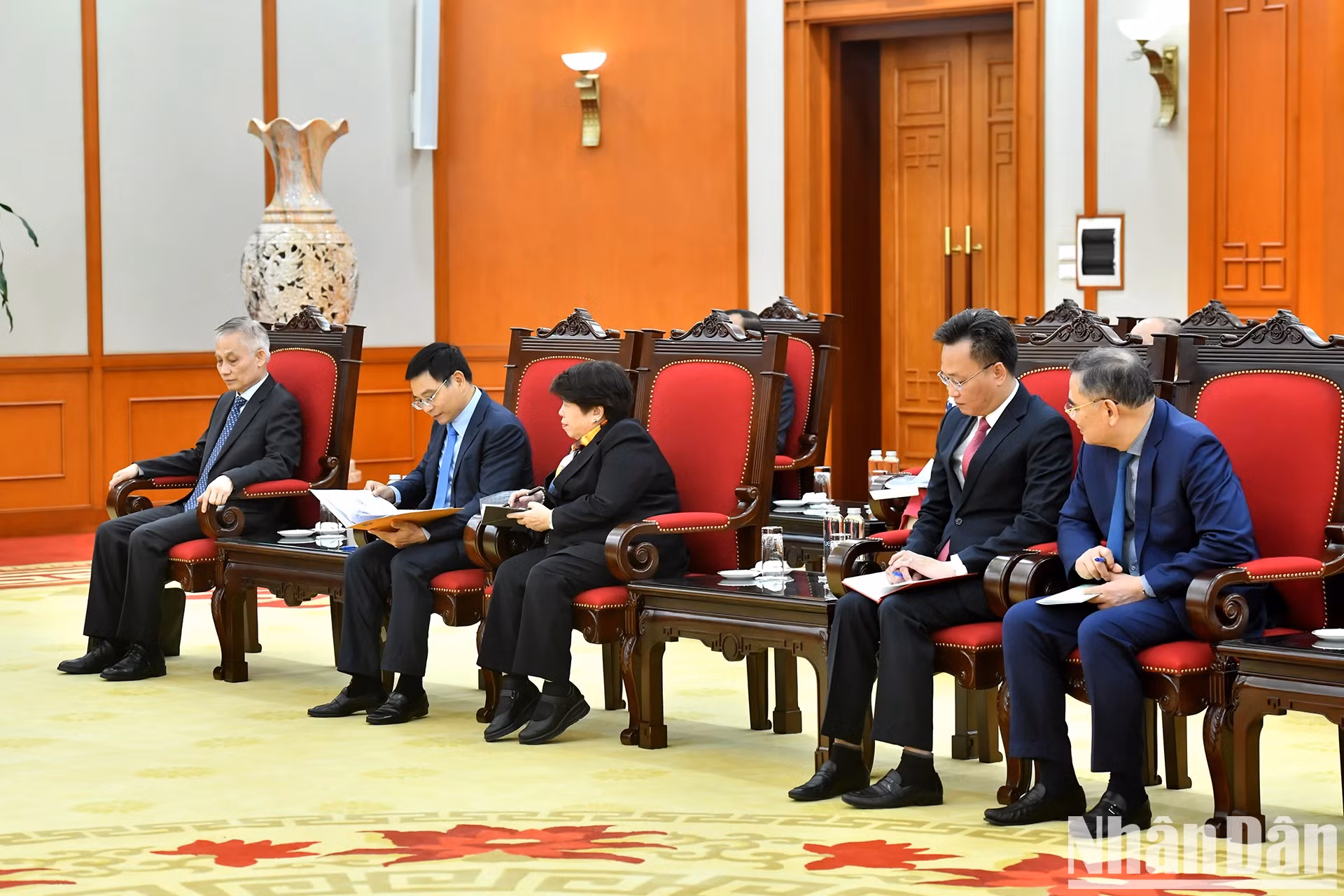 越南代表出席会见。