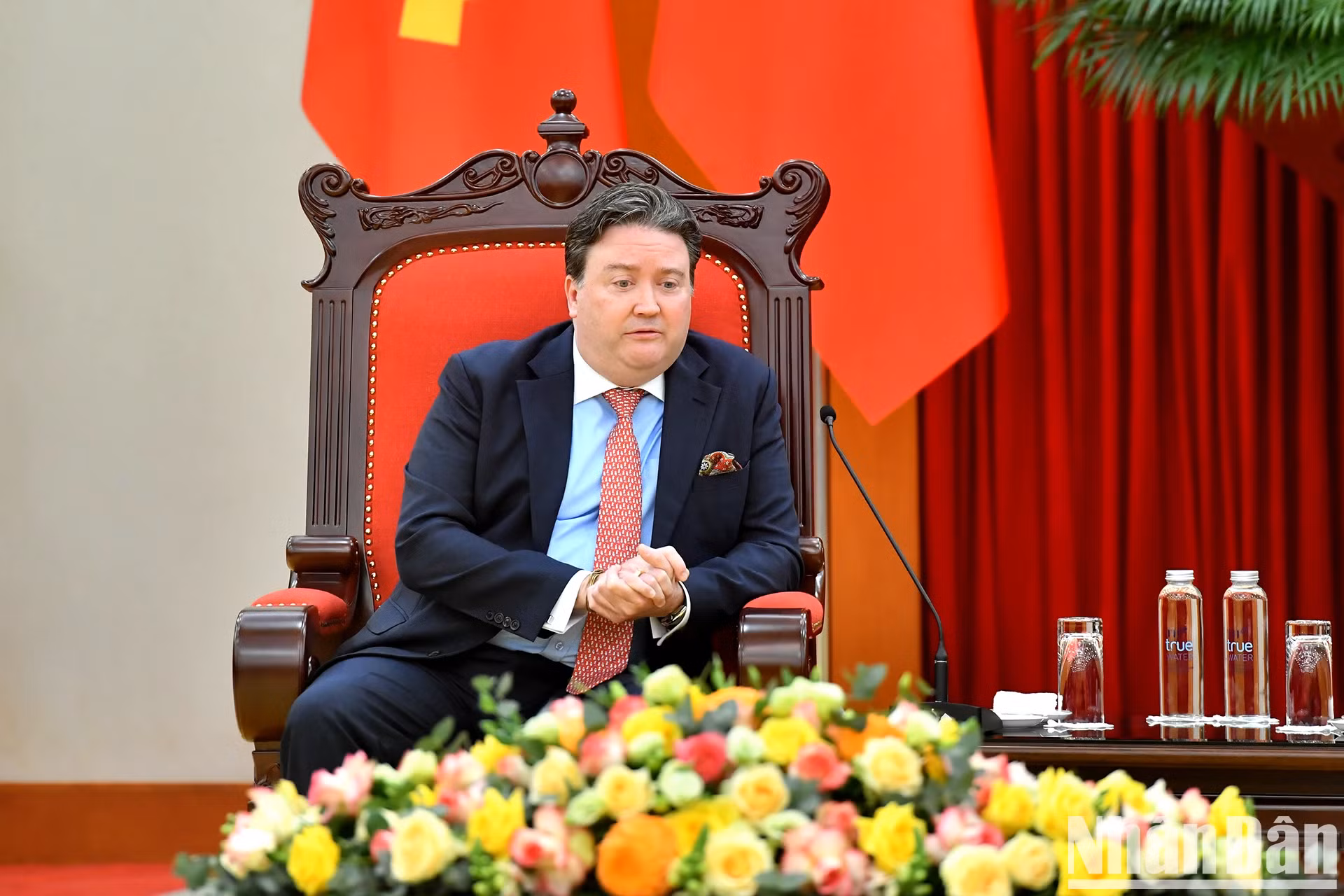 美国驻越南大使马克·纳珀在会上发表讲话。