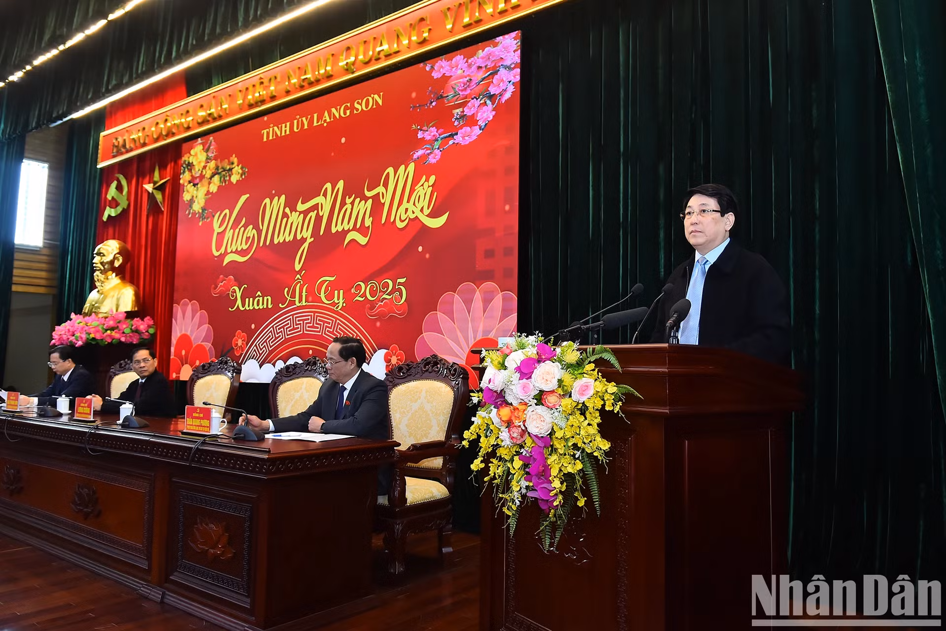 越南国家主席梁强在会上发表指导性讲话。