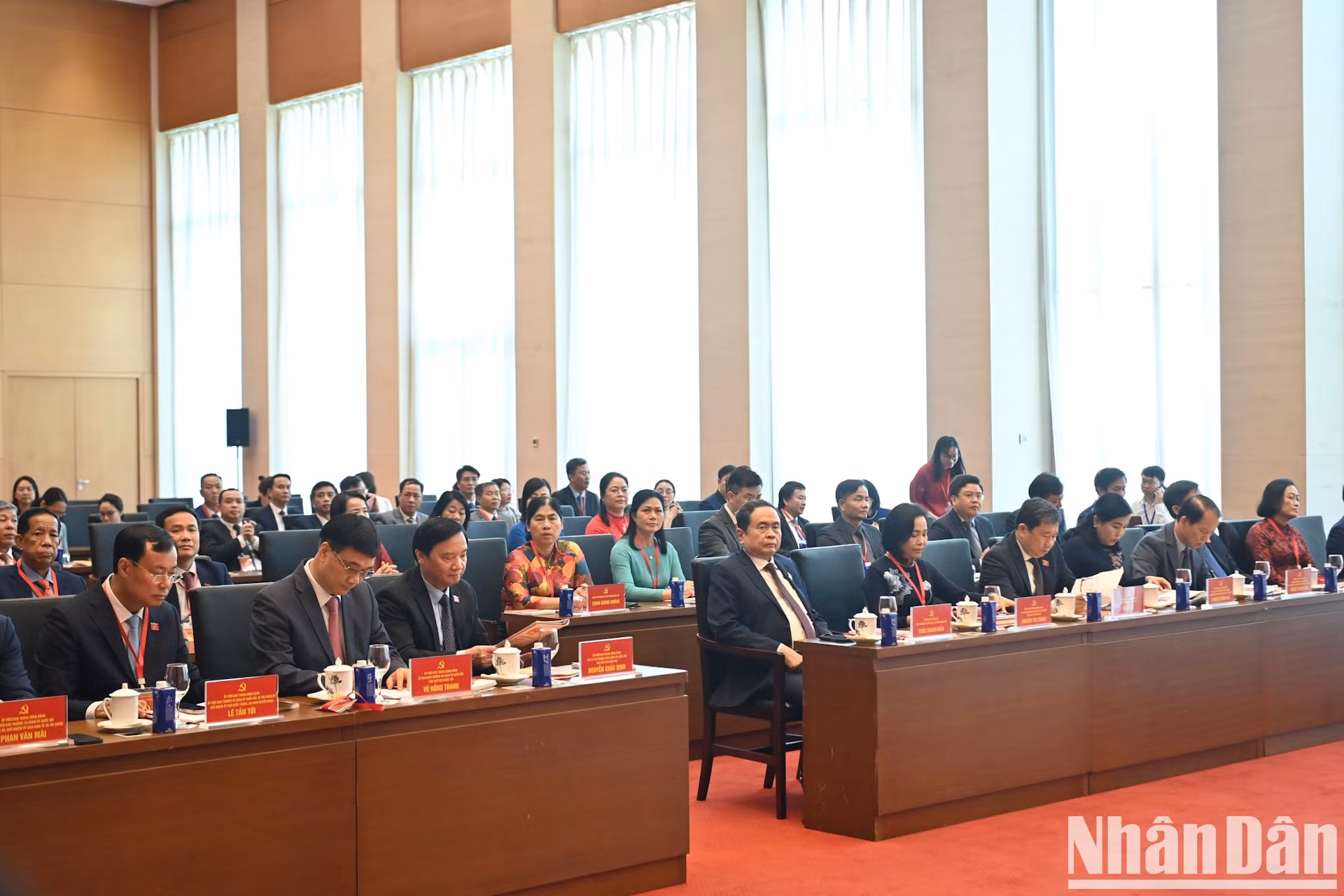 国会主席陈青敏以及各位代表出席会议。 国会主席陈青敏以及各位代表出席会议。