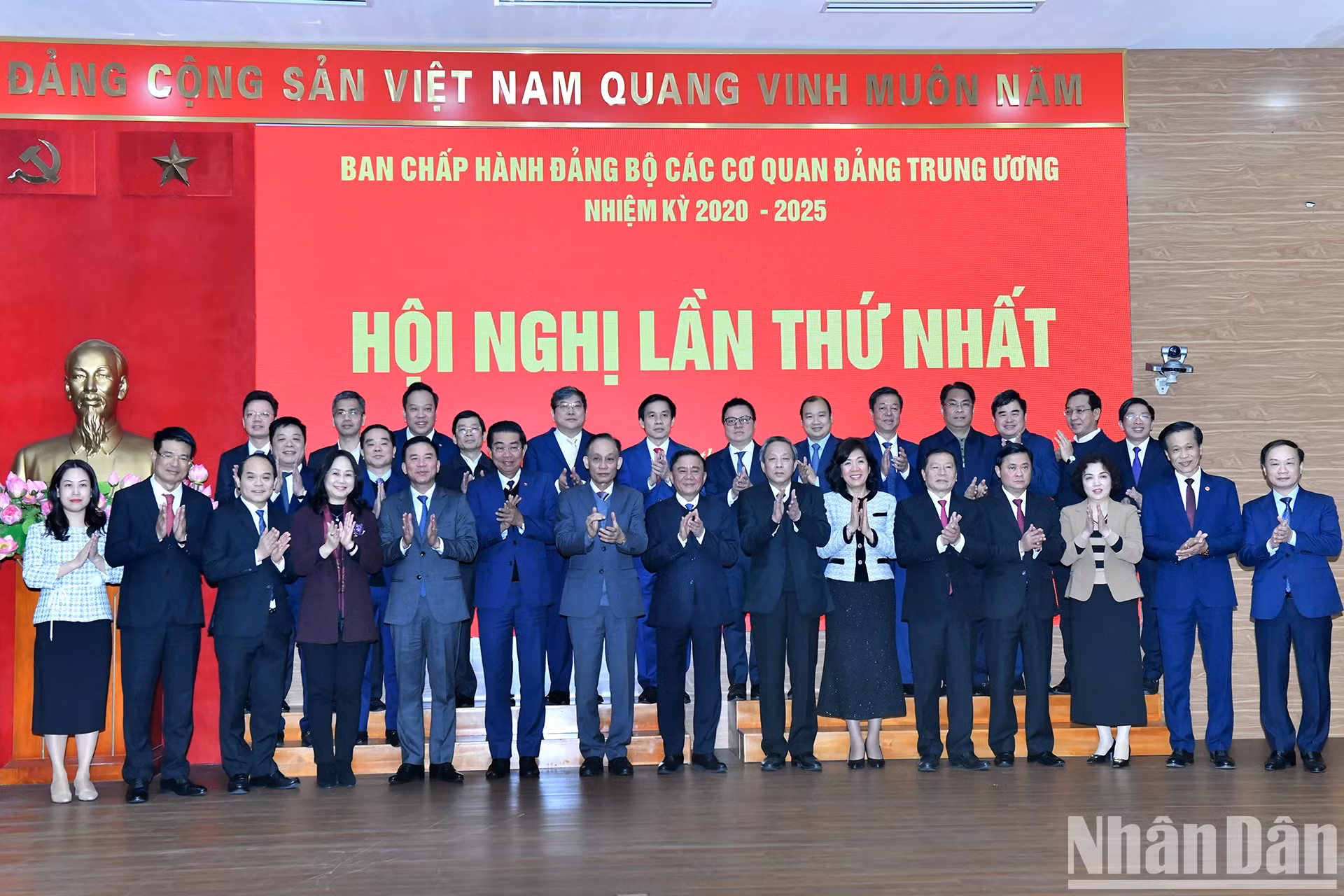 陈锦绣同志与与会的党中央各机关党委委员合影留念。