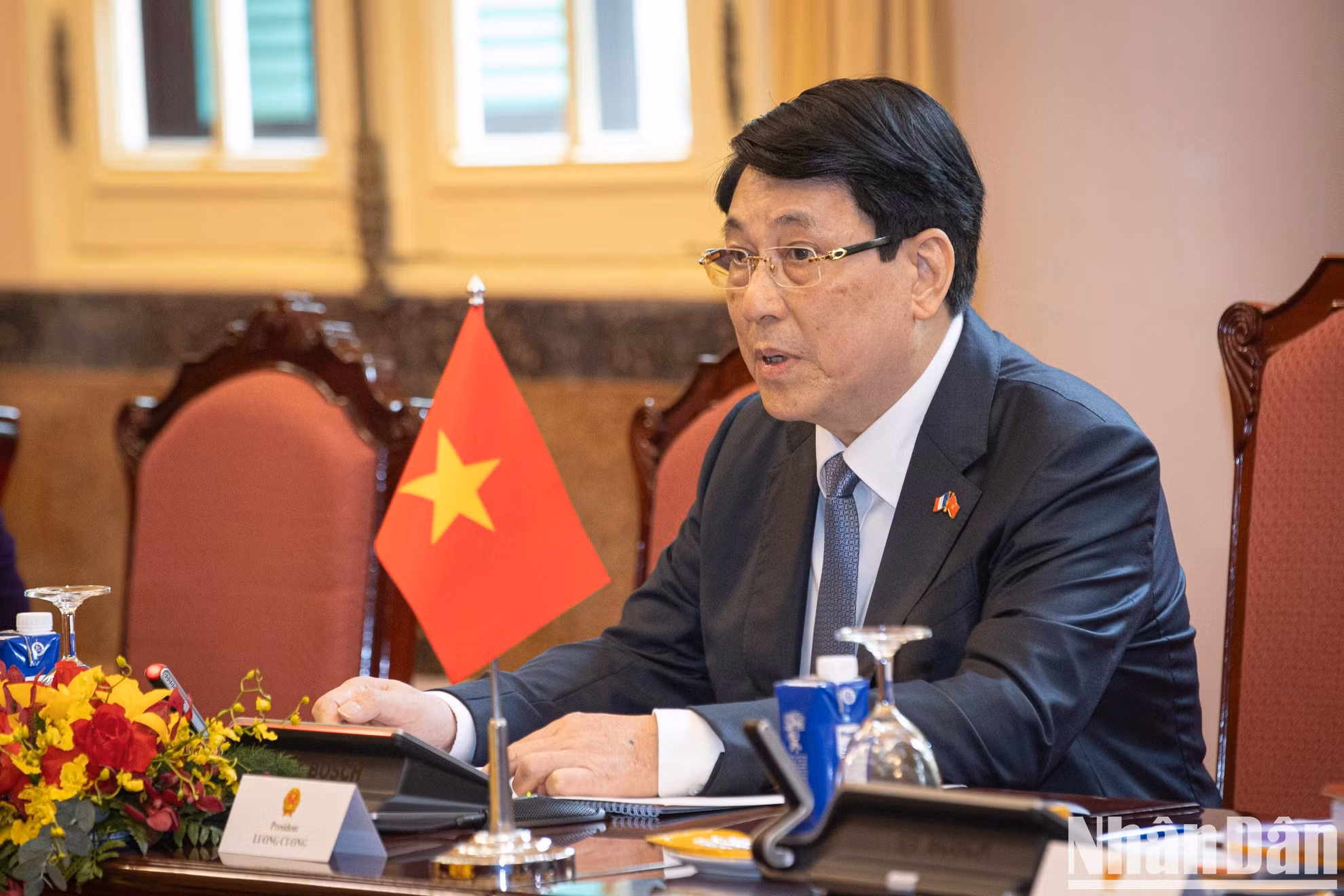 越南国家主席梁强在会上发表讲话。