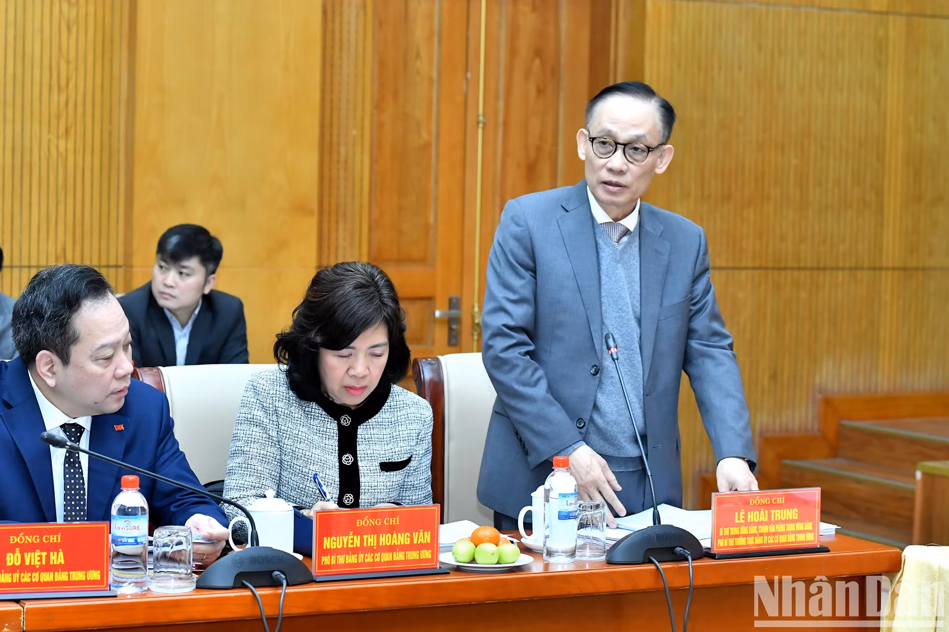 越共中央书记处书记、中央对外部部长、党中央机关党委常务副书记黎怀忠在会上发表讲话。