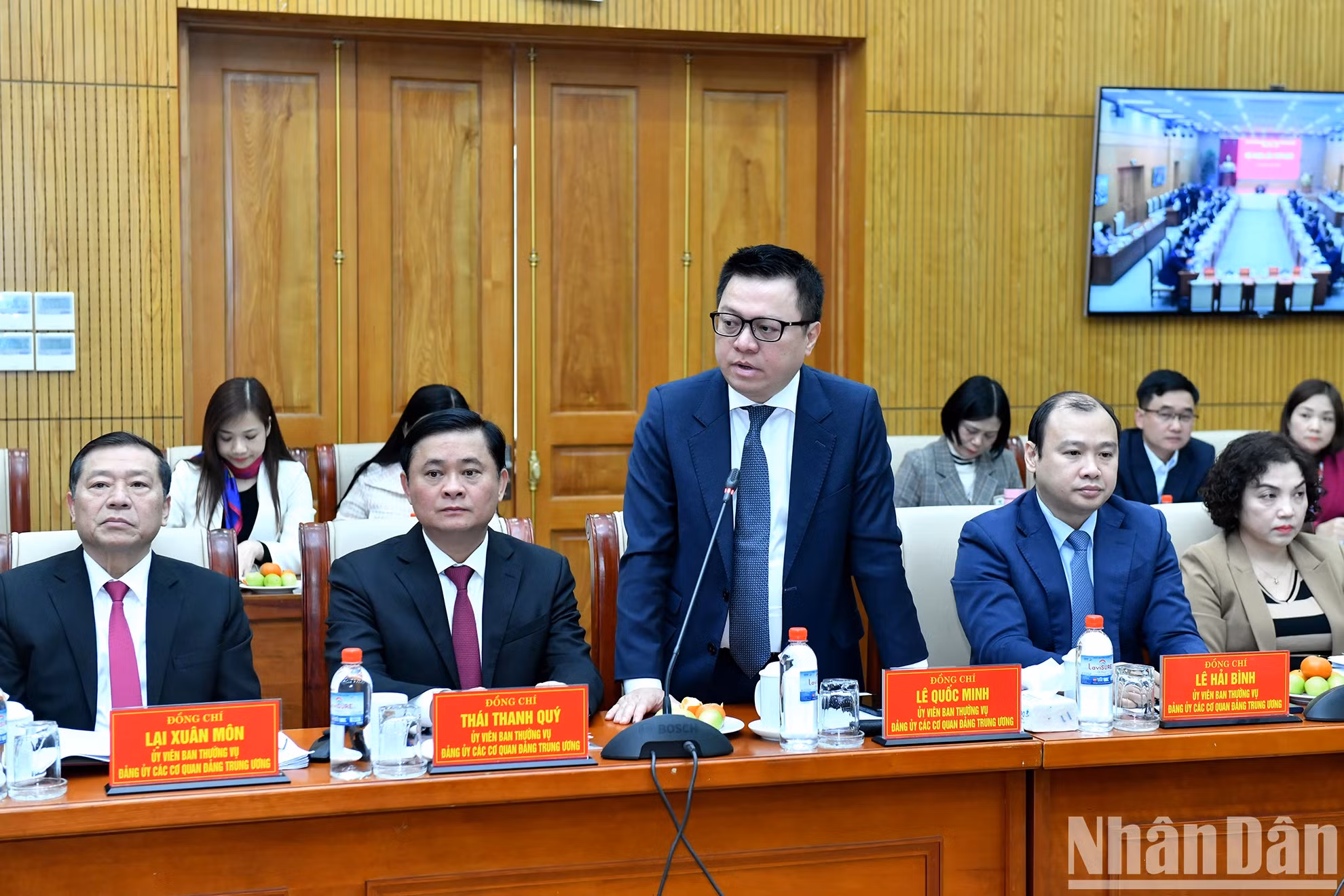 越共中央机关党委委员、《人民报》社总编辑兼党委书记黎国明在会上发表讲话。