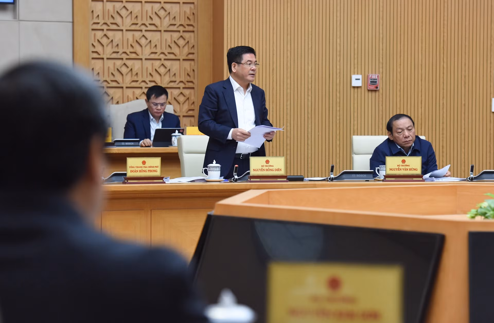 越南工贸部部长阮鸿延在会上发表讲话。