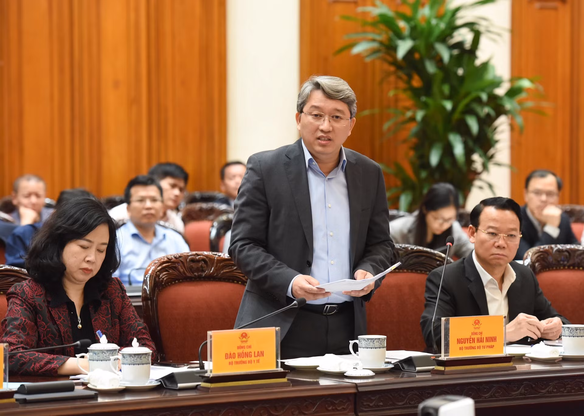 司法部部长阮海宁发表讲话。