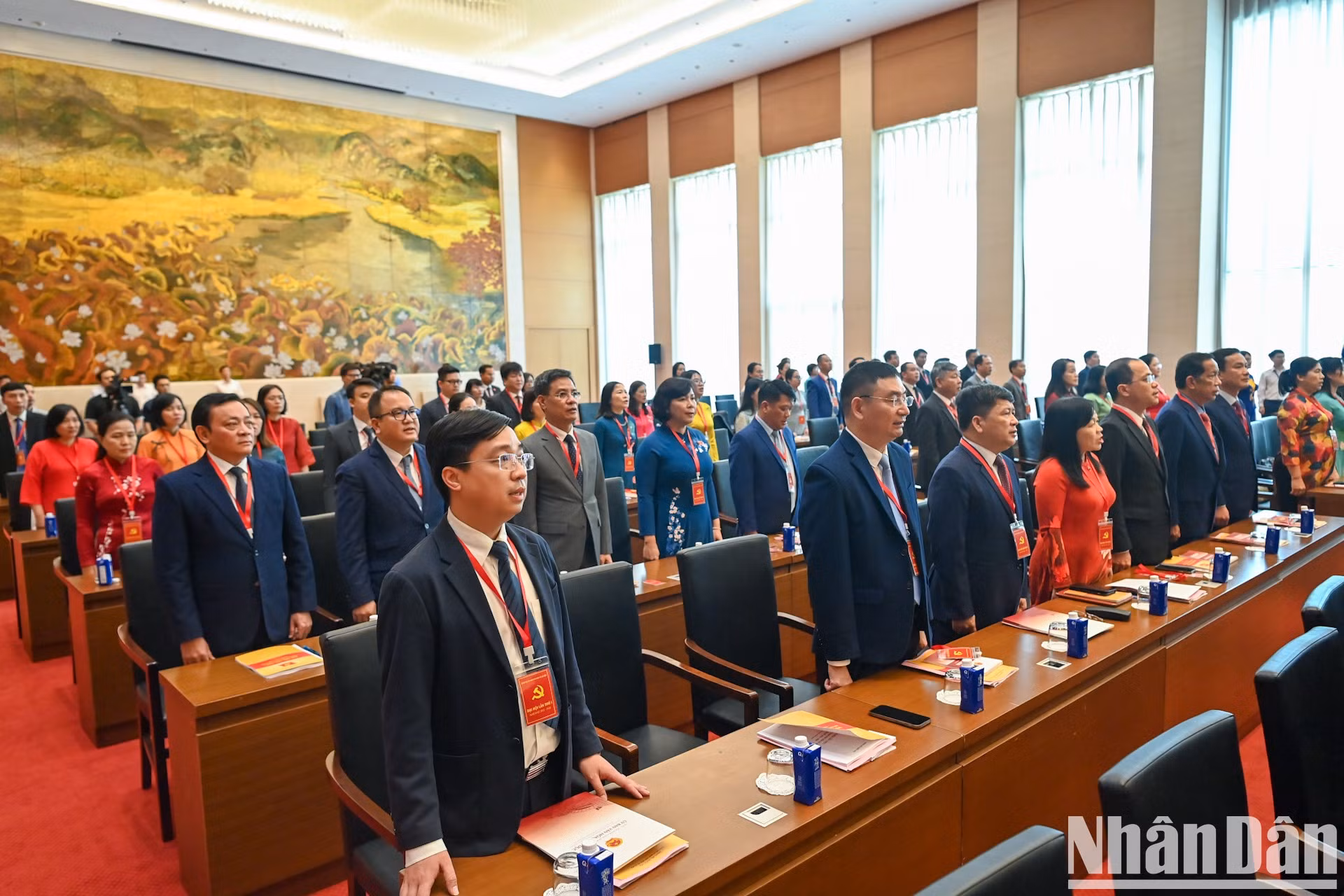 代表们向国旗敬礼。 代表们向国旗敬礼。