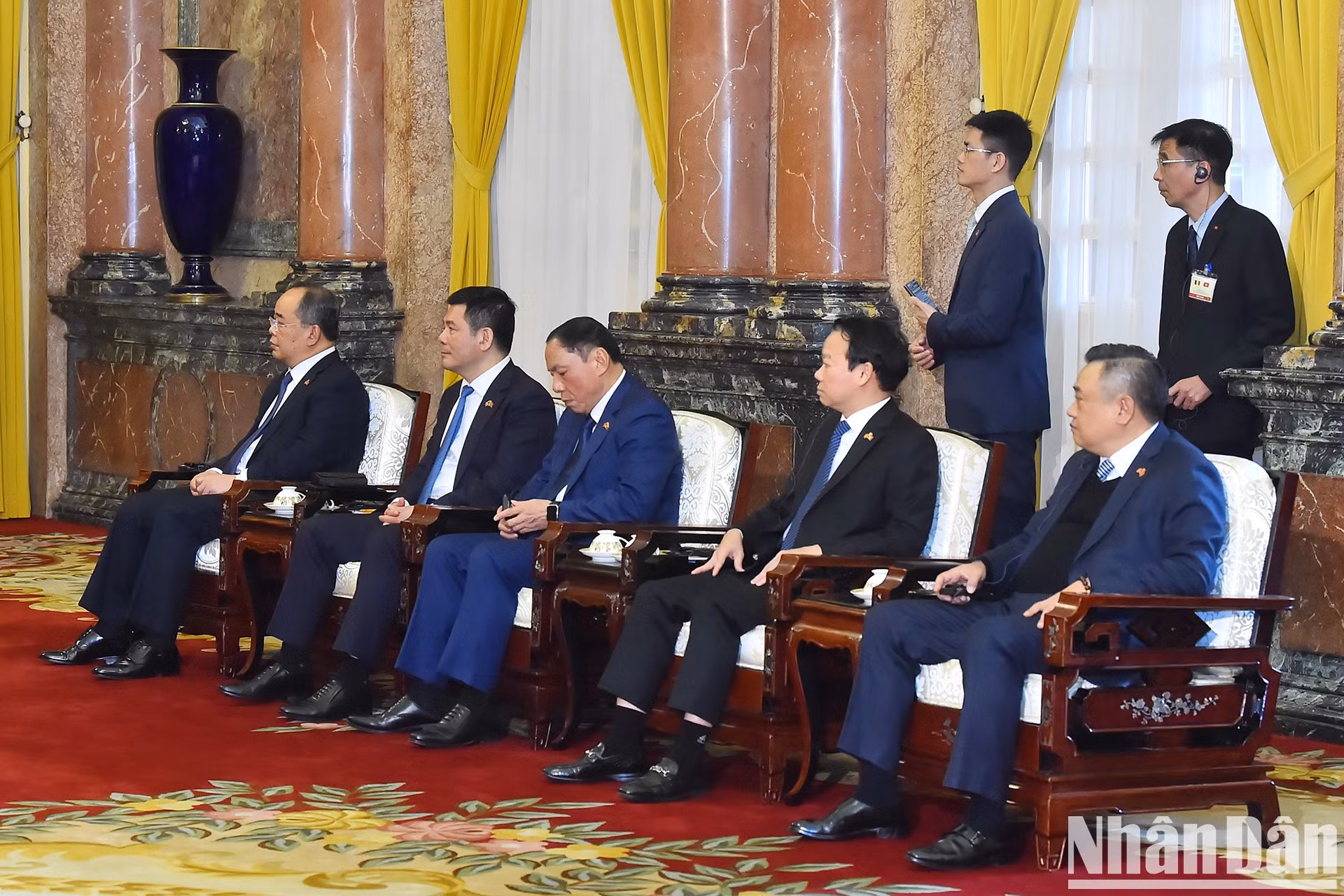 越南代表出席会见。