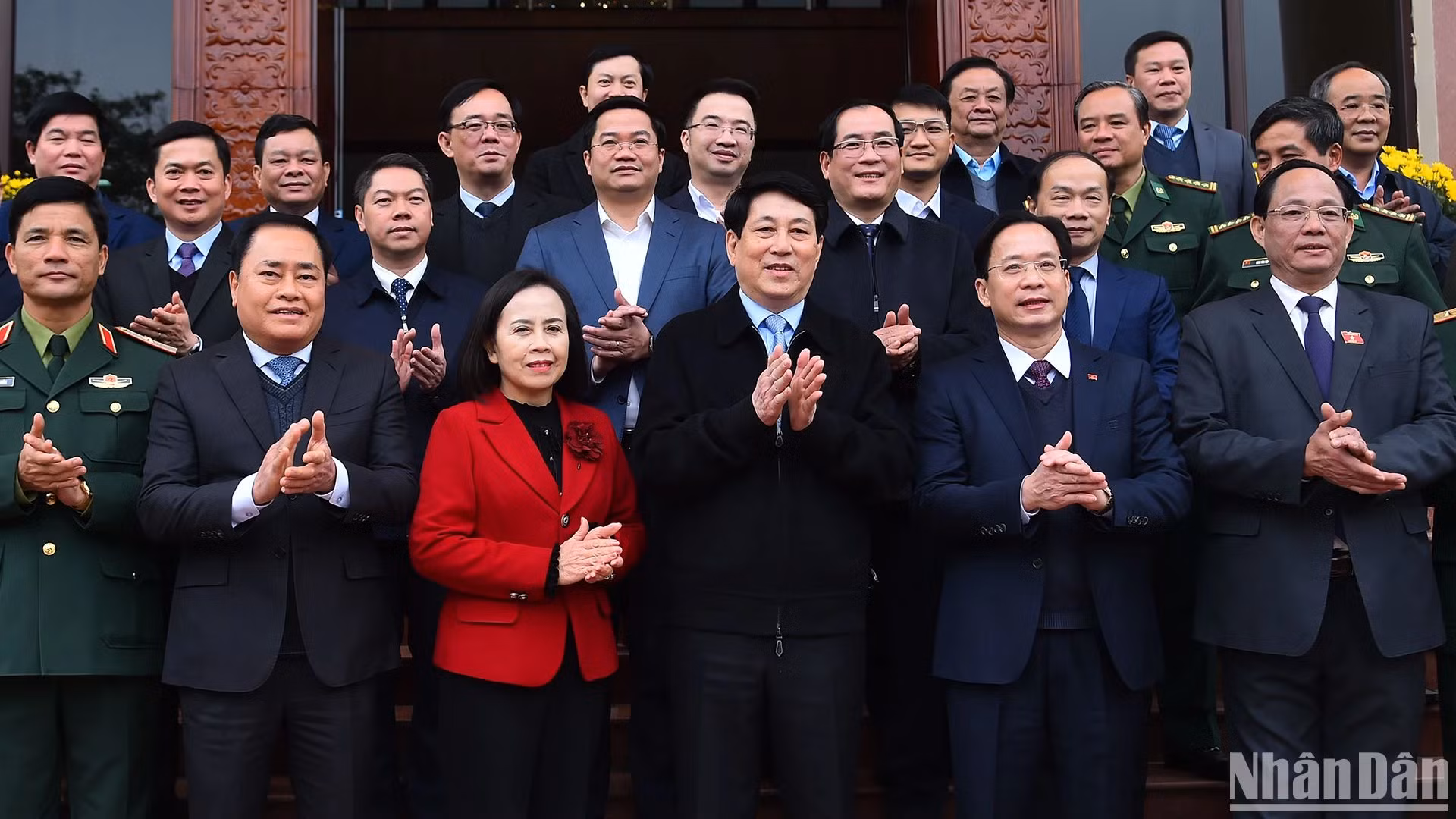 梁强主席同各位领导代表合影留念。