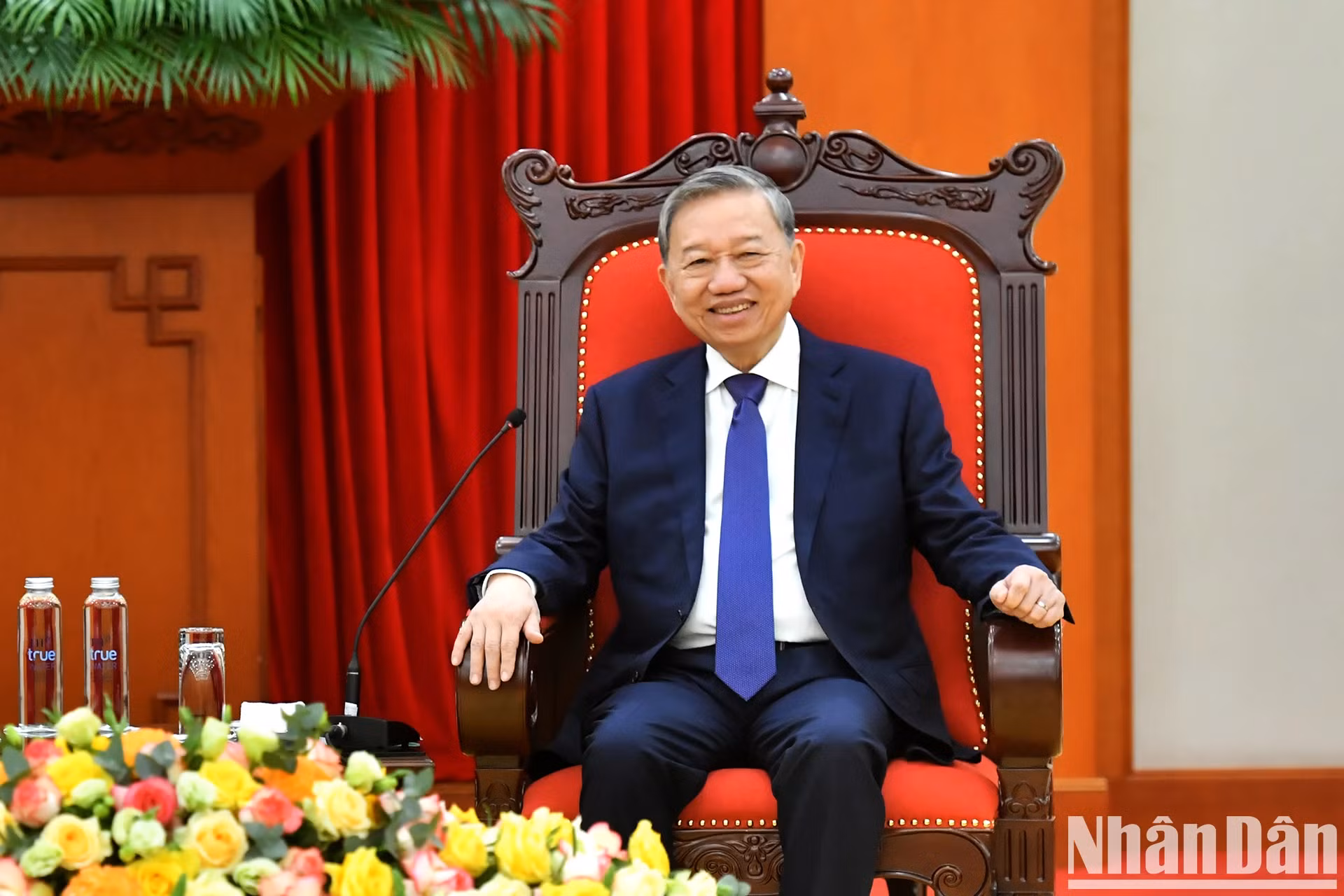 苏林总书记在会上发表讲话。