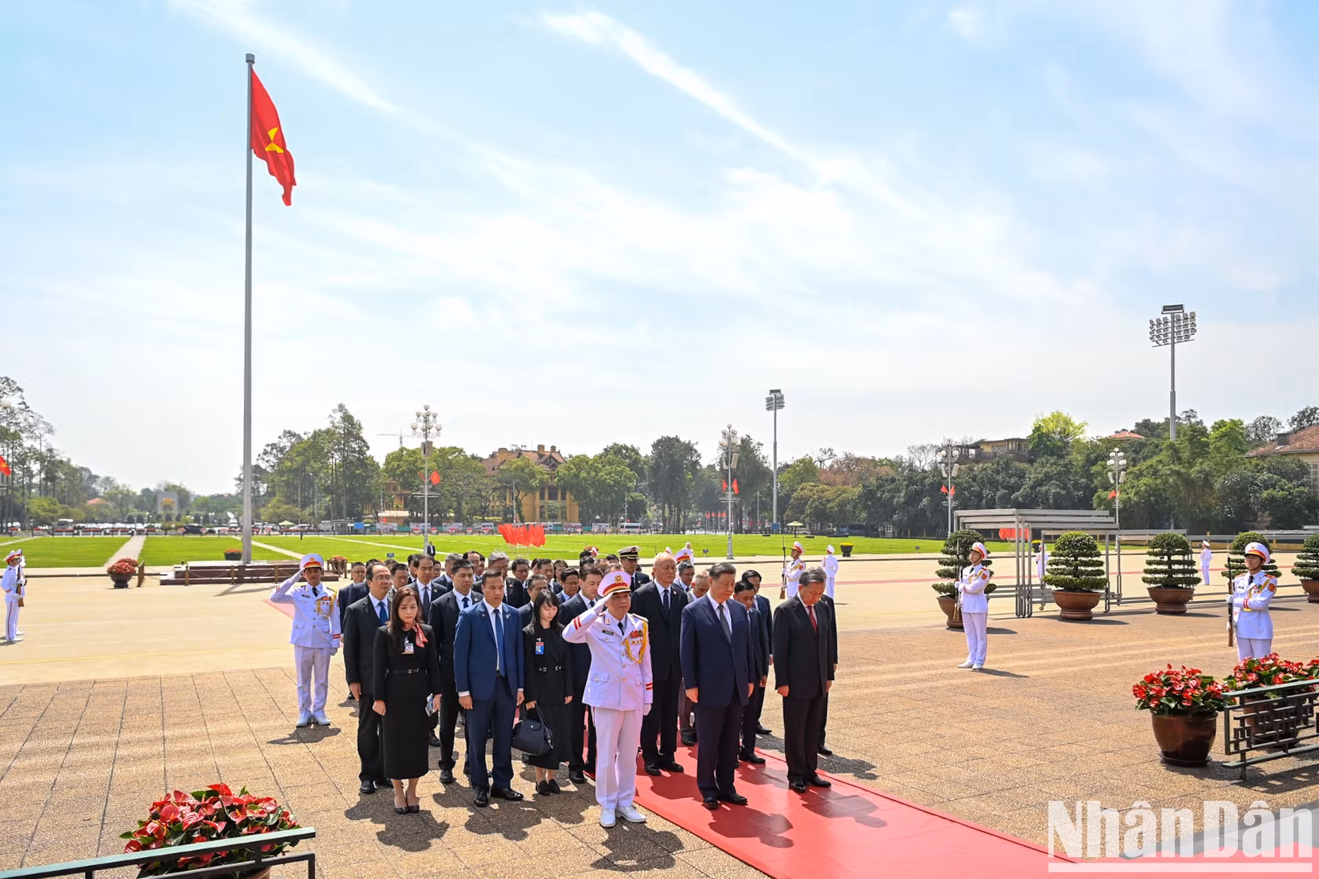 越共中央总书记苏林与中共中央总书记、中国国家主席习近平以及各位代表深切缅怀胡志明主席。