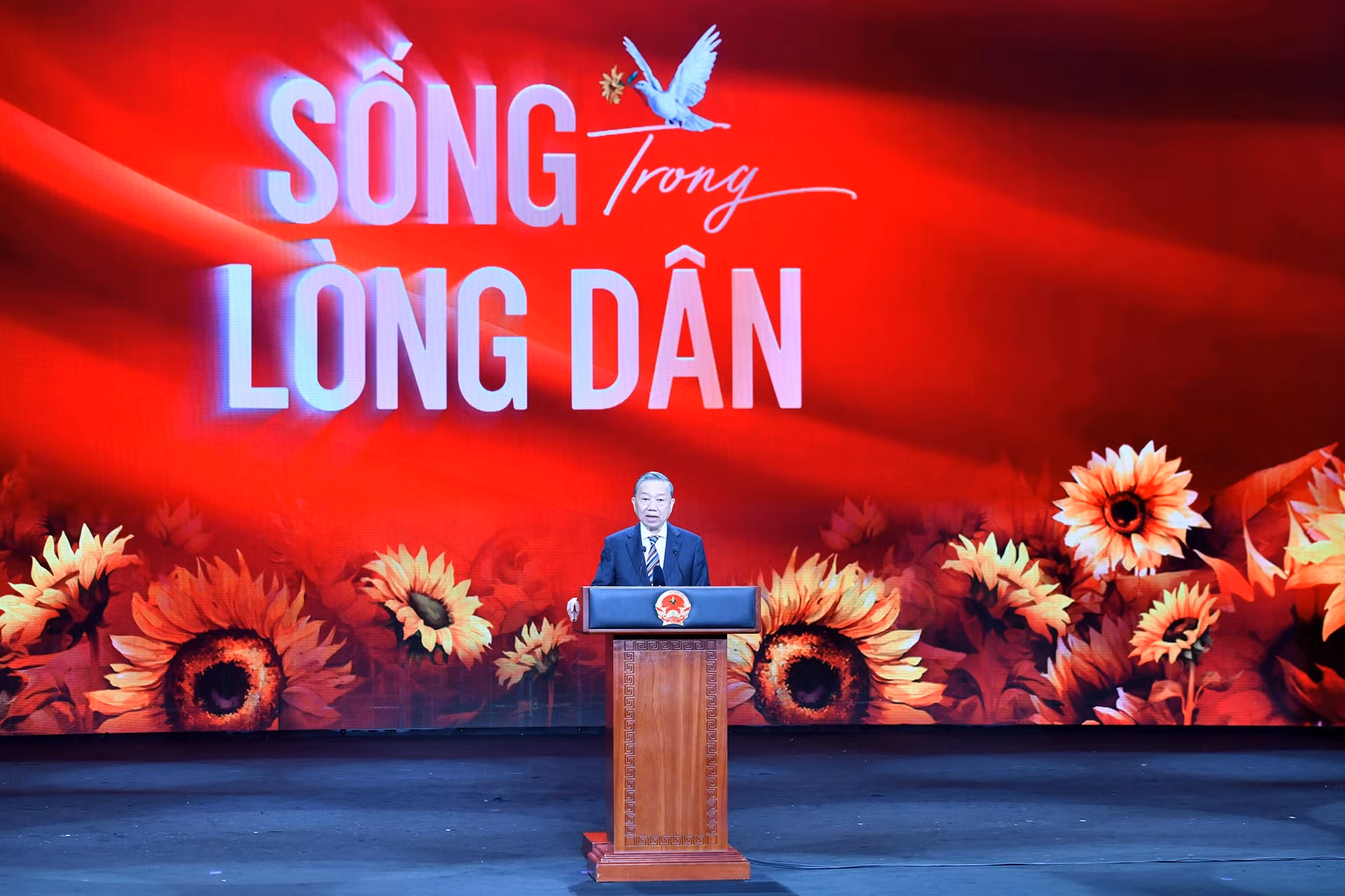 苏林总书记在表彰大会上发表讲话。