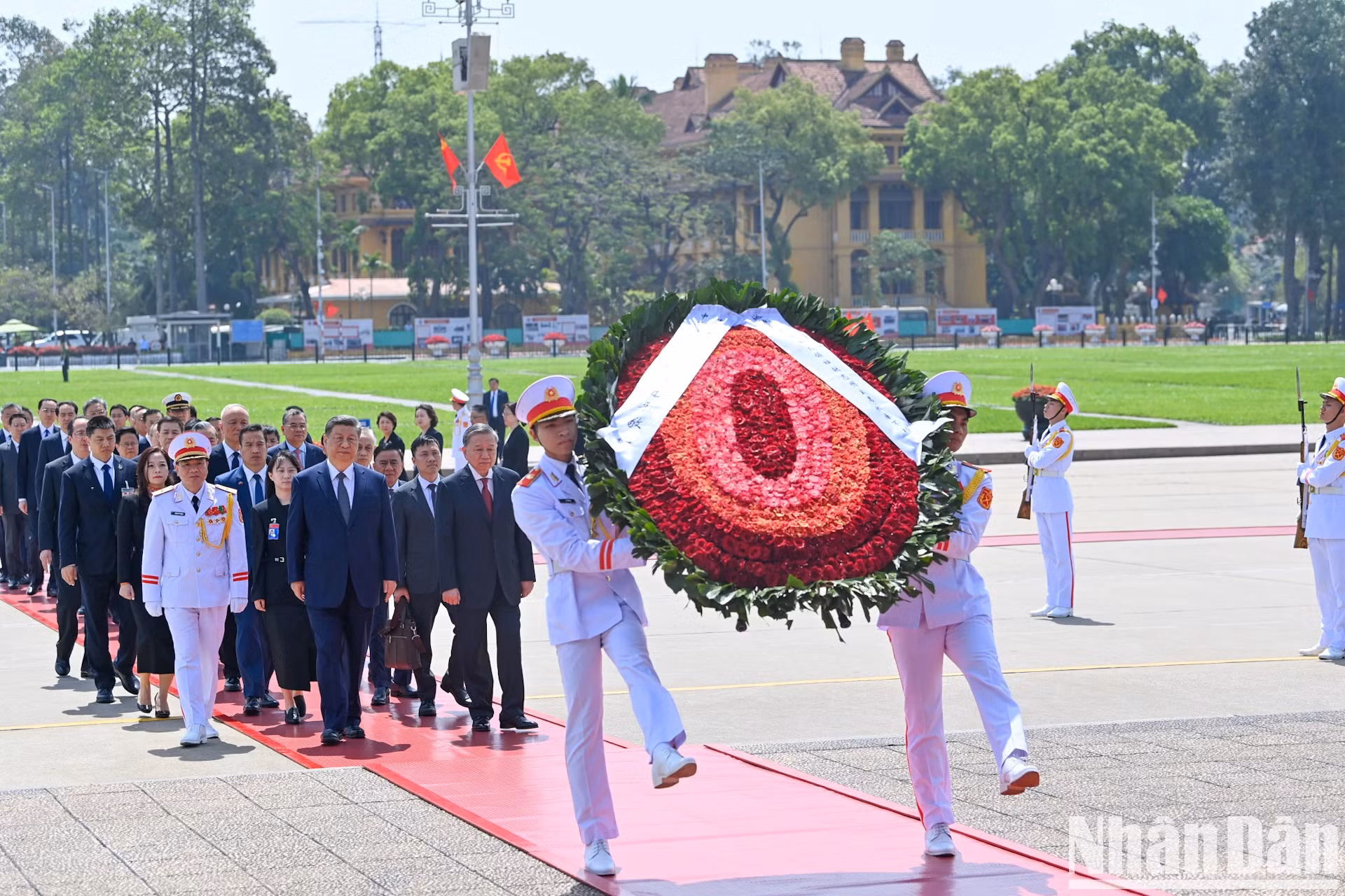 越共中央总书记苏林与中共中央总书记、中国国家主席习近平敬献花圈并入陵瞻仰胡志明主席遗容。