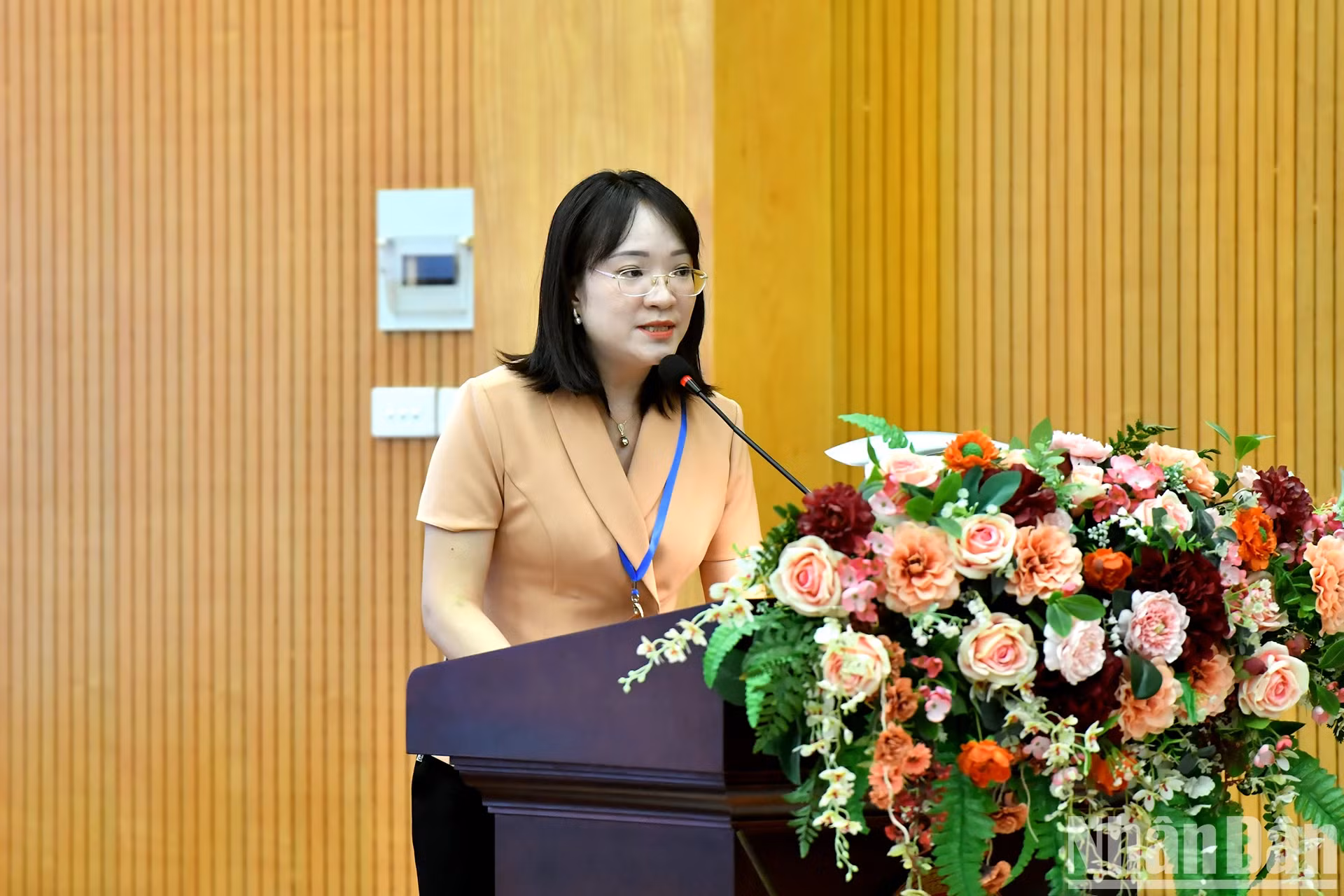 越南祖国阵线二征夫人郡委员会主席阮春叶在会上发表讲话。