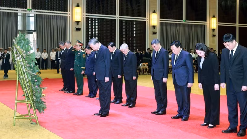越共中央总书记苏林率领越南党和国家高级代表团，吊唁老挝人民革命党前主席、老挝人民民主共和国前主席坎代·西潘敦同志逝世。