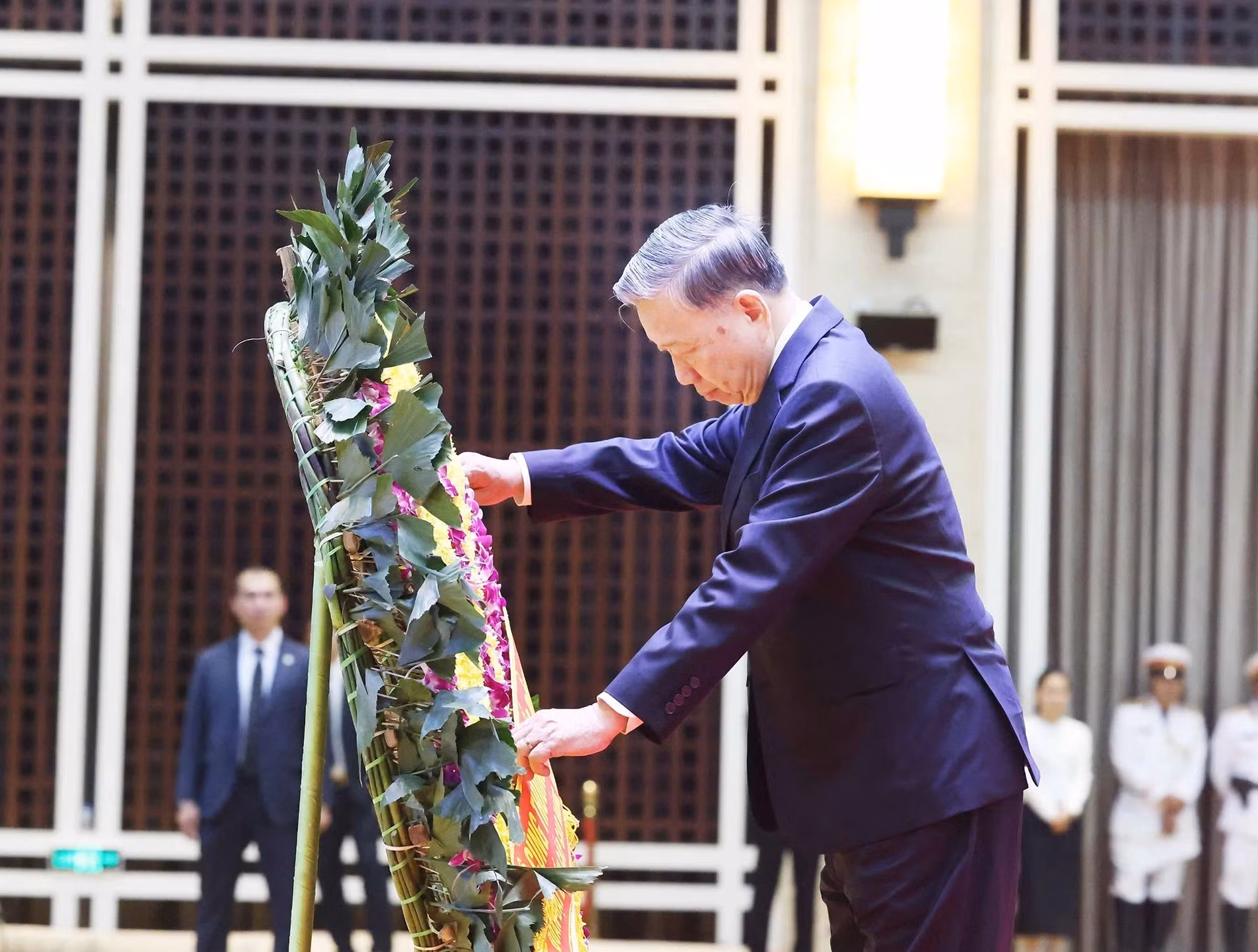 越共中央总书记苏林率领越南党和国家高级代表团，吊唁老挝人民革命党前主席、老挝人民民主共和国前主席坎代·西潘敦同志逝世。