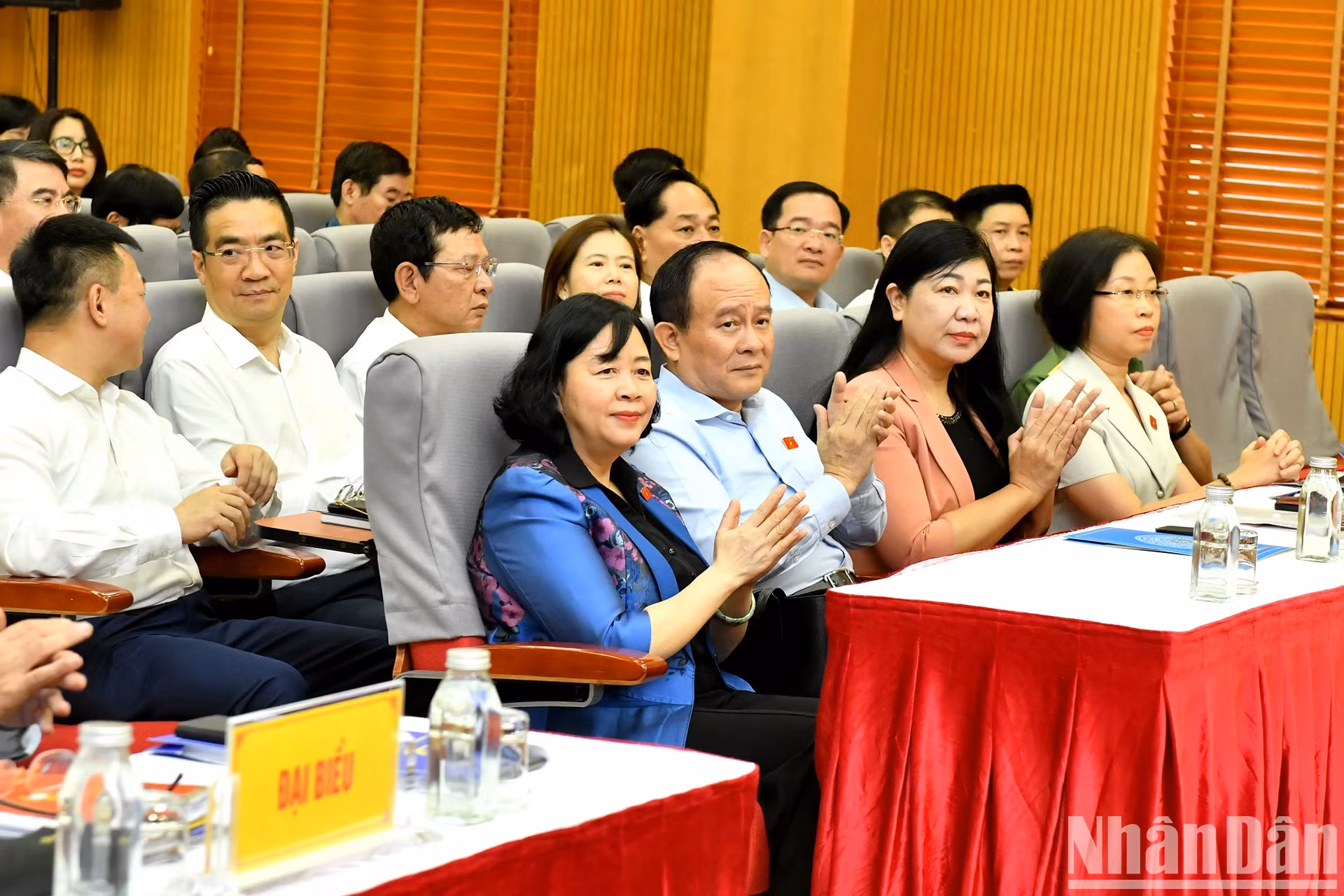 出席会议的河内市领导人、代表及选民。
