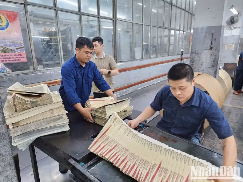 成千上万份纪念南方解放、国家统一50周年的特别副刊已准备好，随时送达读者手中。
