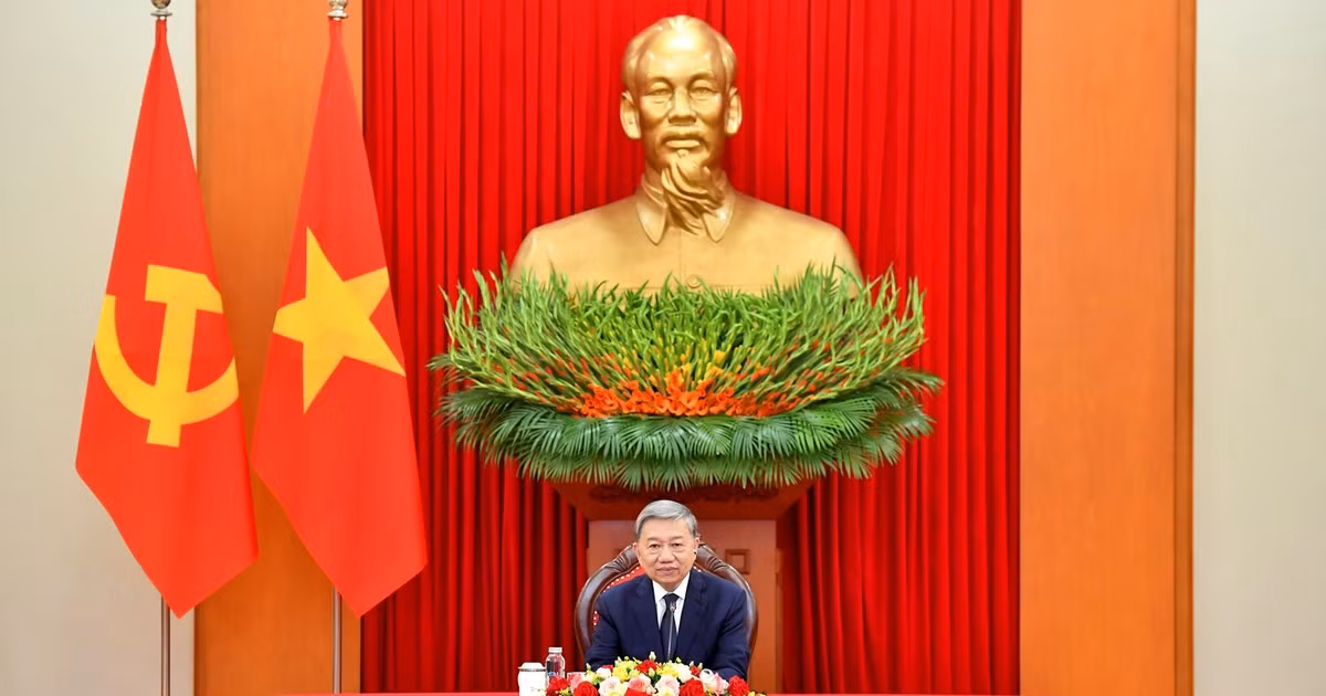 越共中央总书记苏林同南非总统、执政党非洲人国民大会主席西里尔·拉马福萨通电话。（登科 摄）