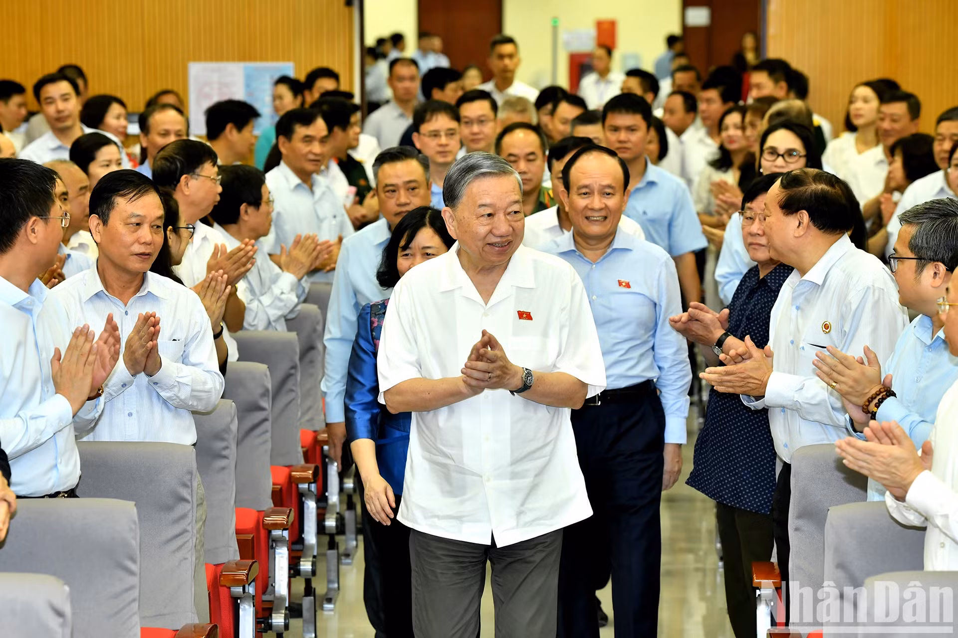 苏林总书记和参加活动的各位代表。