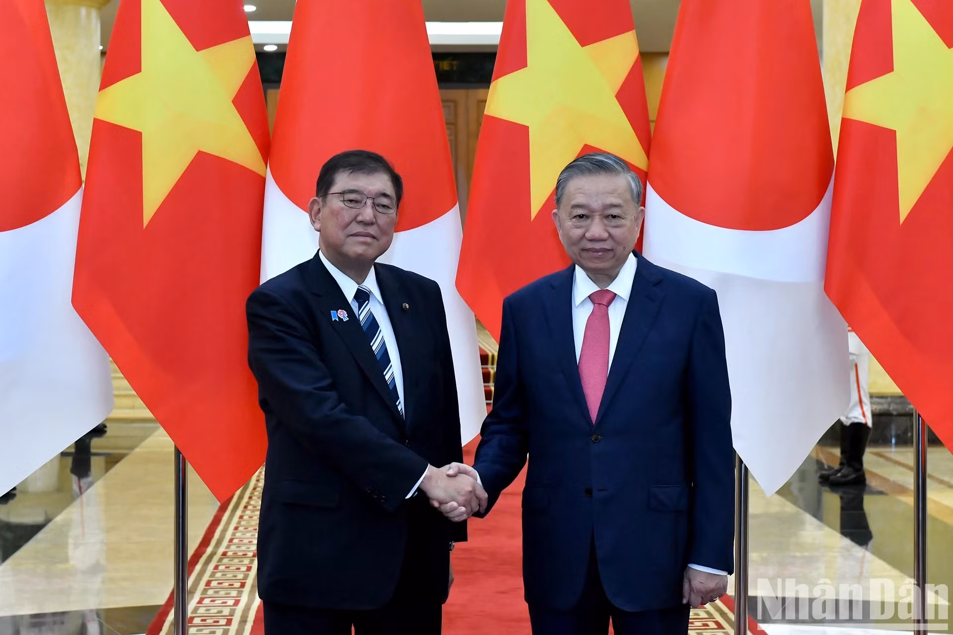 越共中央总书记苏林和日本首相石破茂。